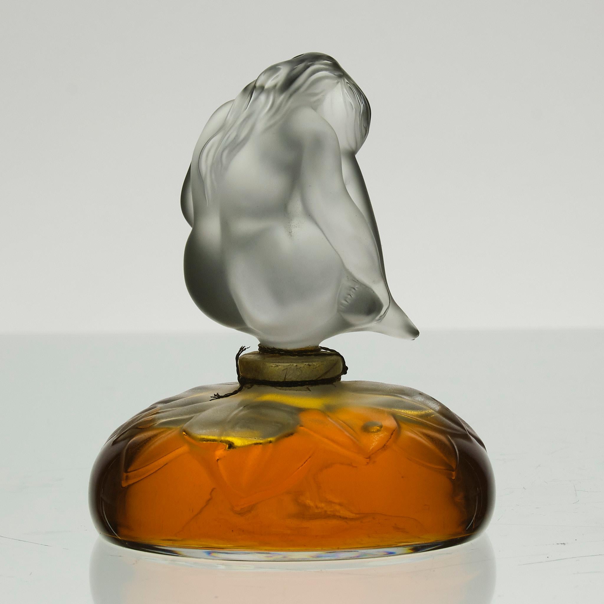Verre Flacon de parfum transparent du 20e siècle intitulé « La Nu Flacon » de Marie-Claude Lalique en vente