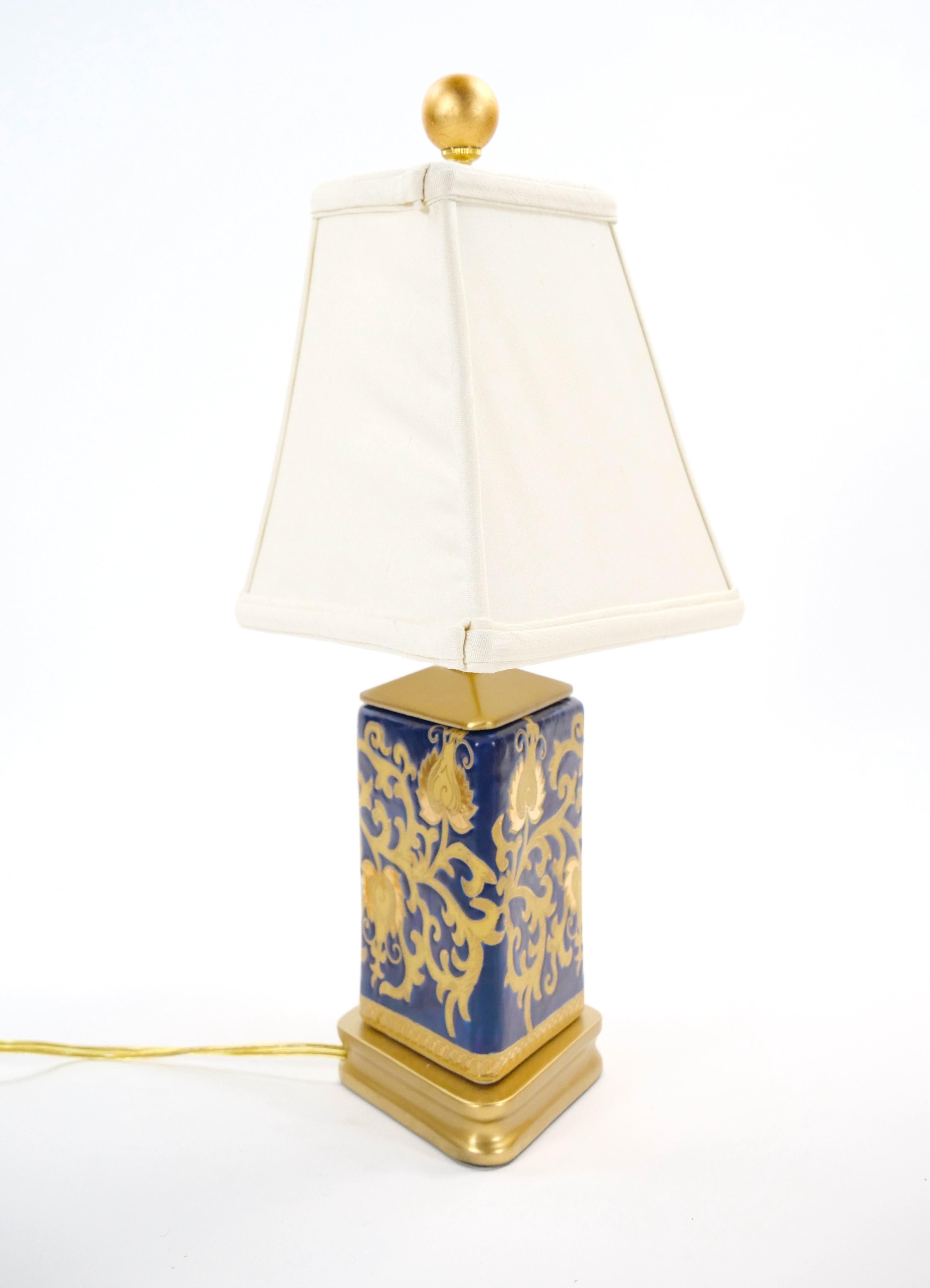 Siglo XX Porcelana Azul Cobalto Dorada Base de Madera Pintada en Oro Pequeña Lámpara de Mesa en venta 3