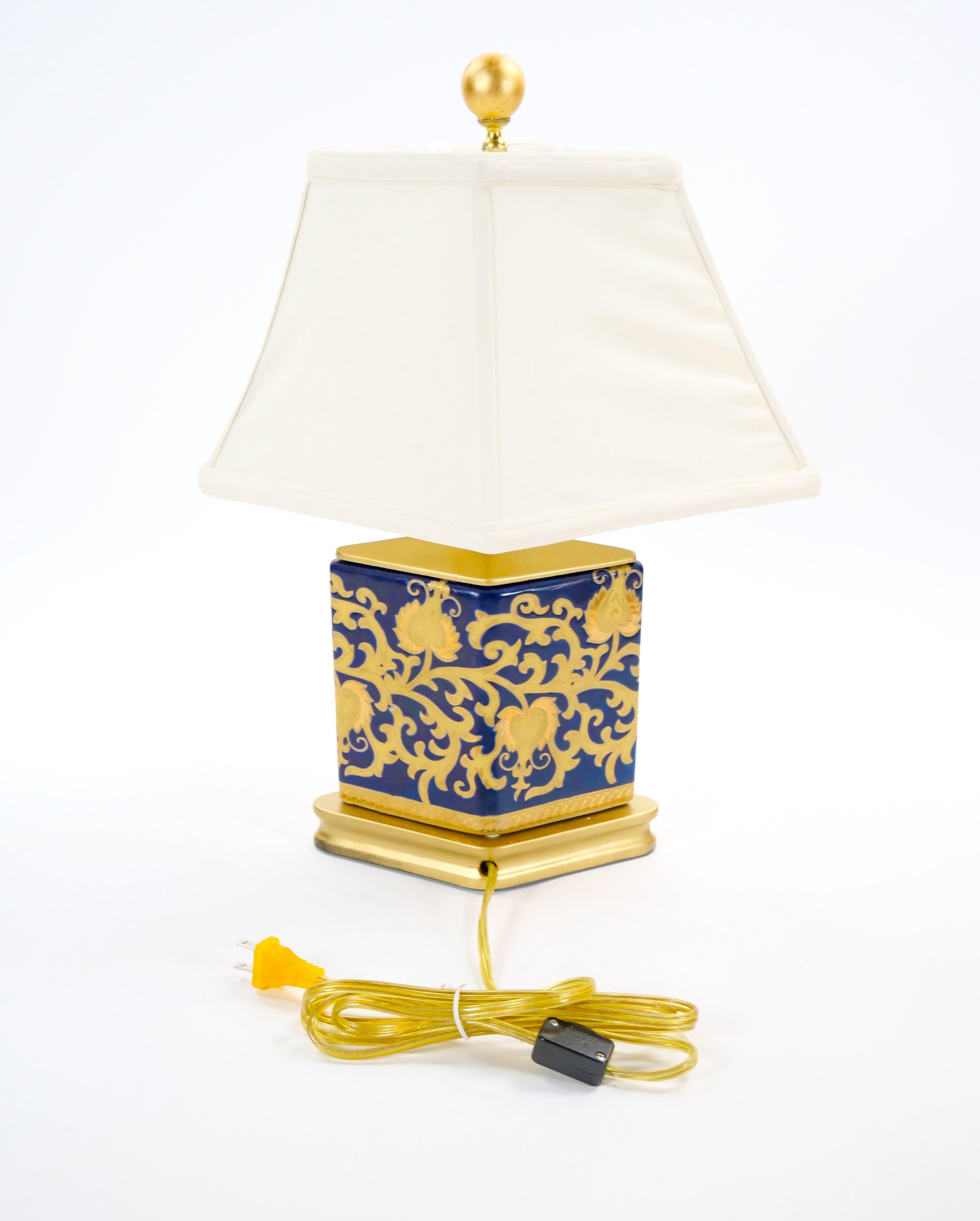 Siglo XX Porcelana Azul Cobalto Dorada Base de Madera Pintada en Oro Pequeña Lámpara de Mesa en venta 4