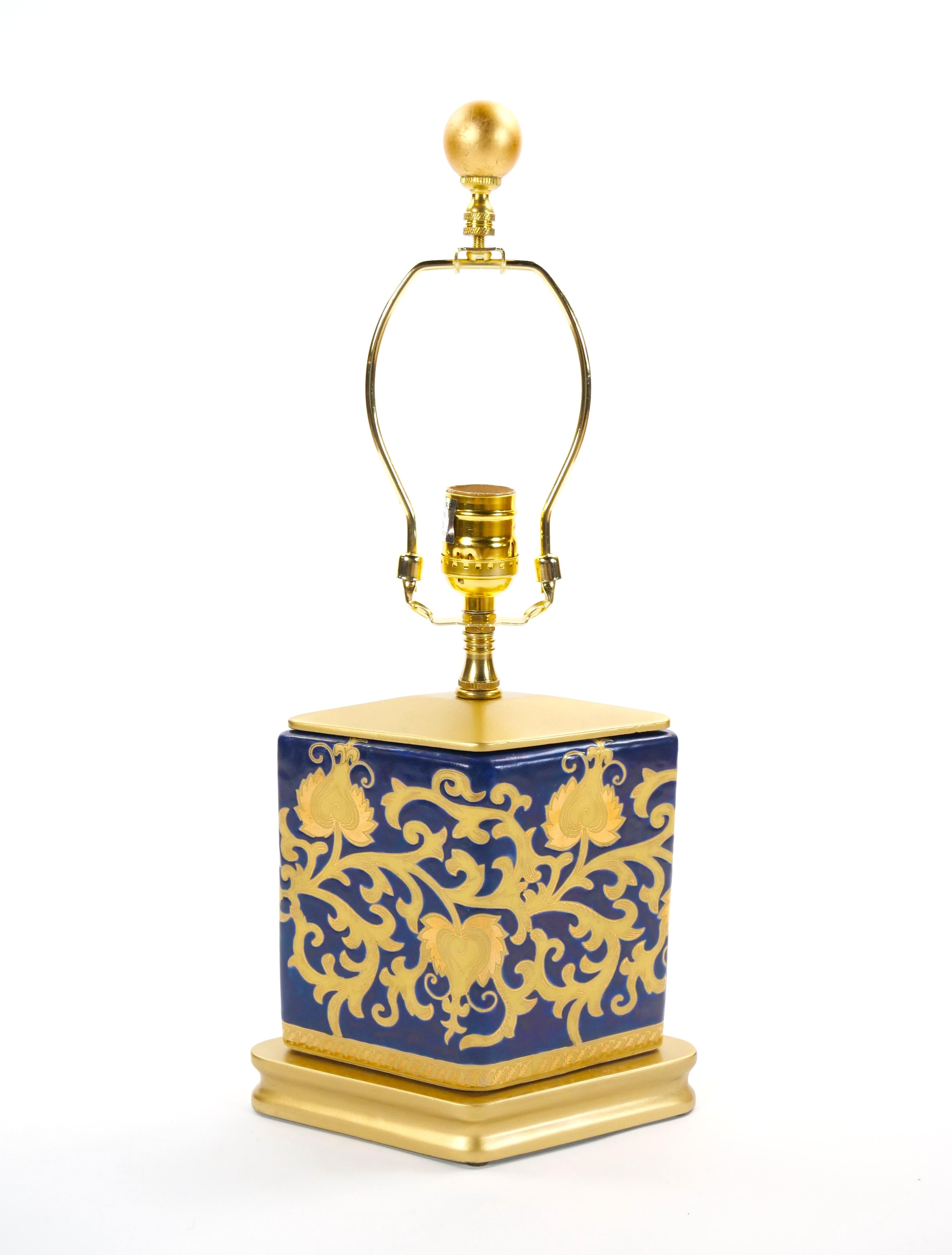 Siglo XX Porcelana Azul Cobalto Dorada Base de Madera Pintada en Oro Pequeña Lámpara de Mesa en venta 5