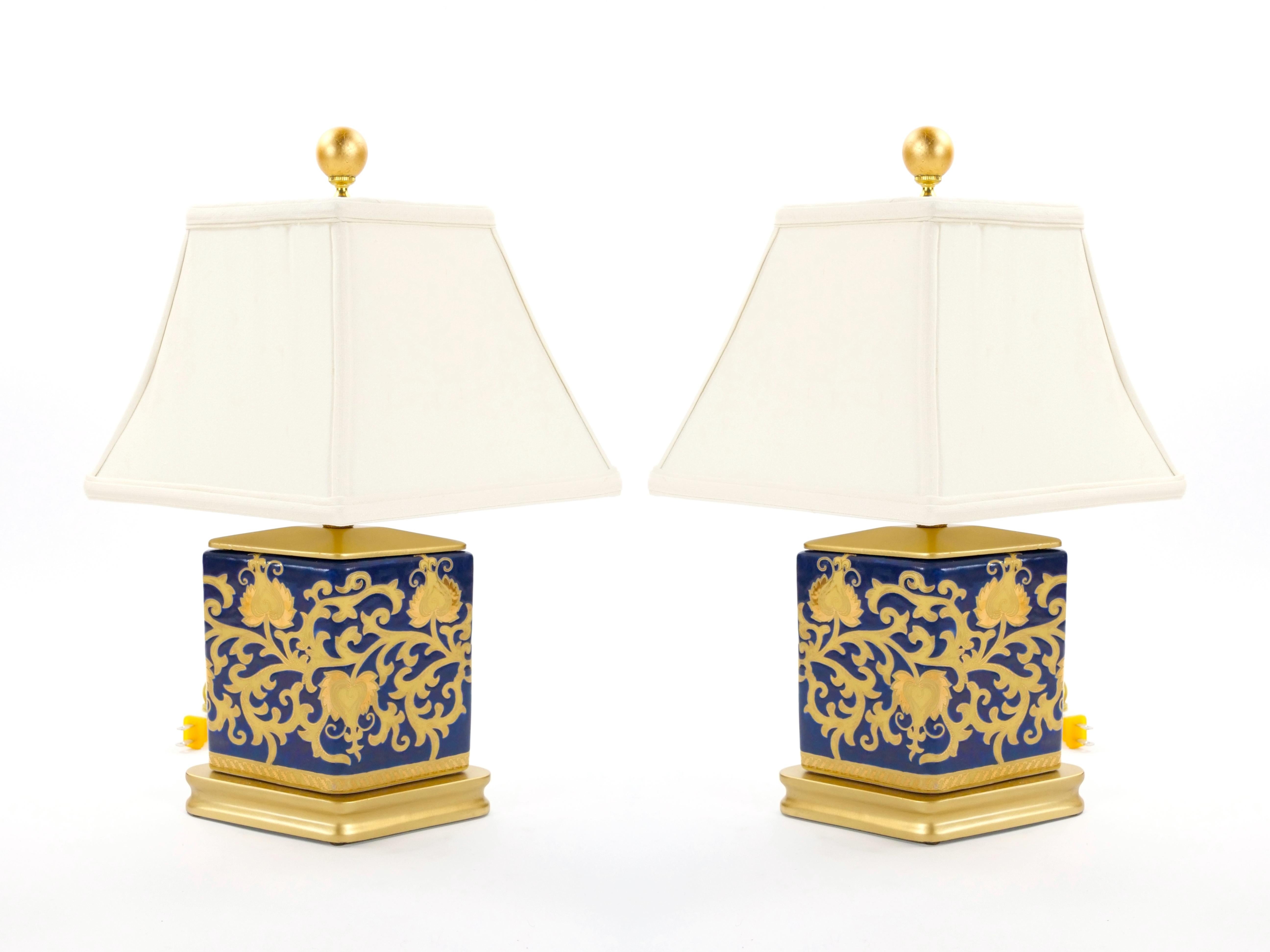 Siglo XX Porcelana Azul Cobalto Dorada Base de Madera Pintada en Oro Pequeña Lámpara de Mesa en venta 7
