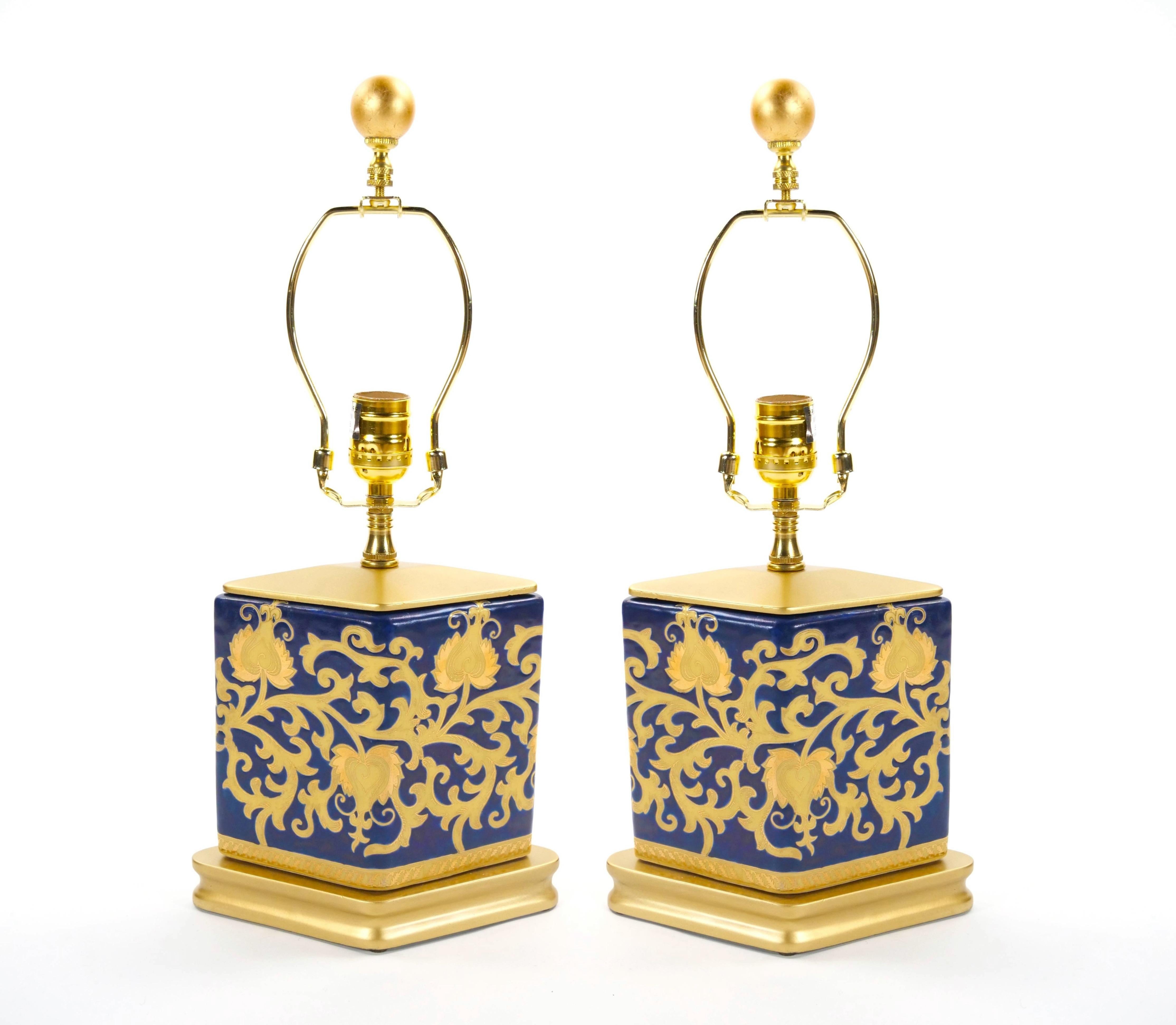 Siglo XX Porcelana Azul Cobalto Dorada Base de Madera Pintada en Oro Pequeña Lámpara de Mesa Artes y manualidades en venta