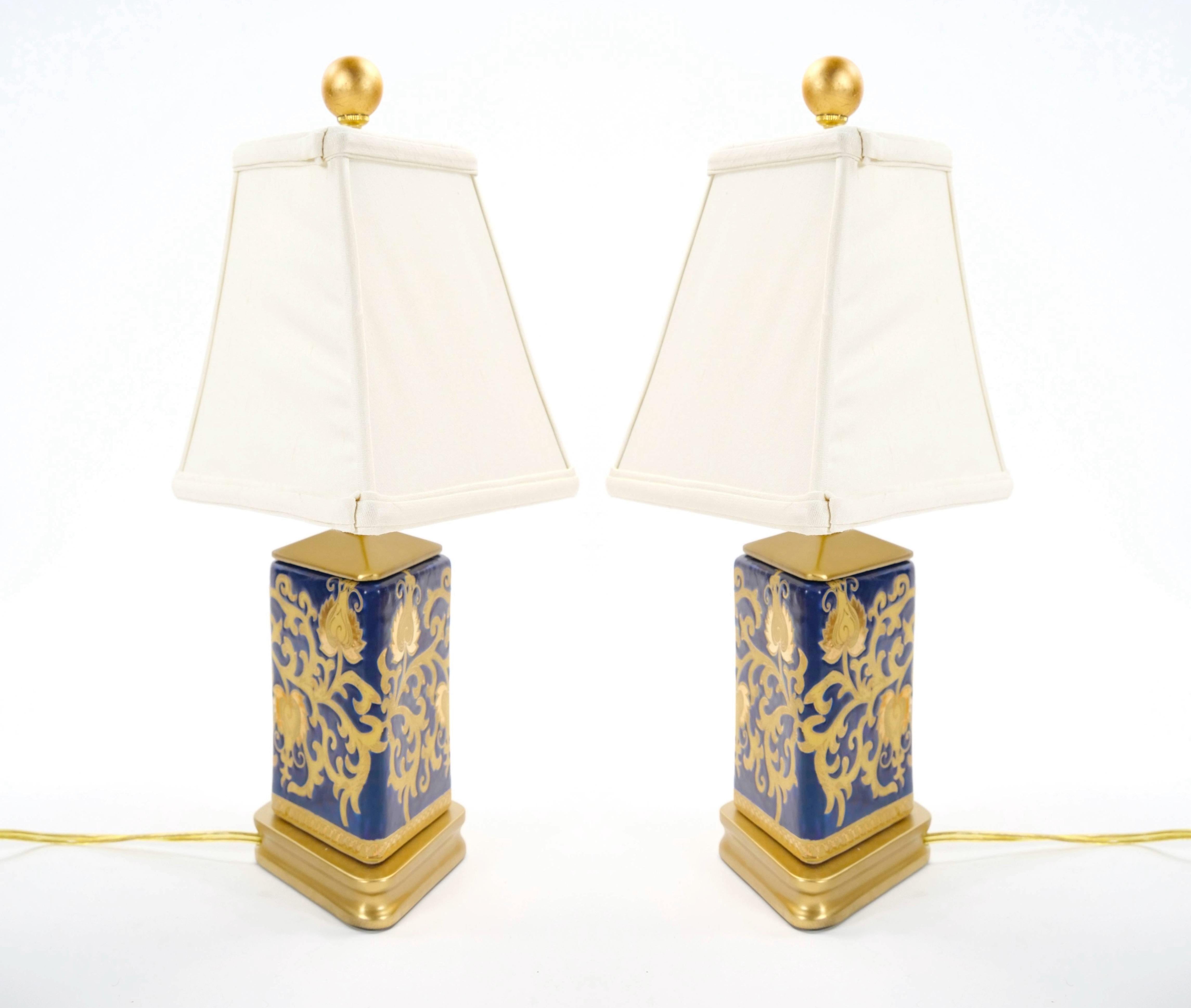 Siglo XX Porcelana Azul Cobalto Dorada Base de Madera Pintada en Oro Pequeña Lámpara de Mesa Italiano en venta