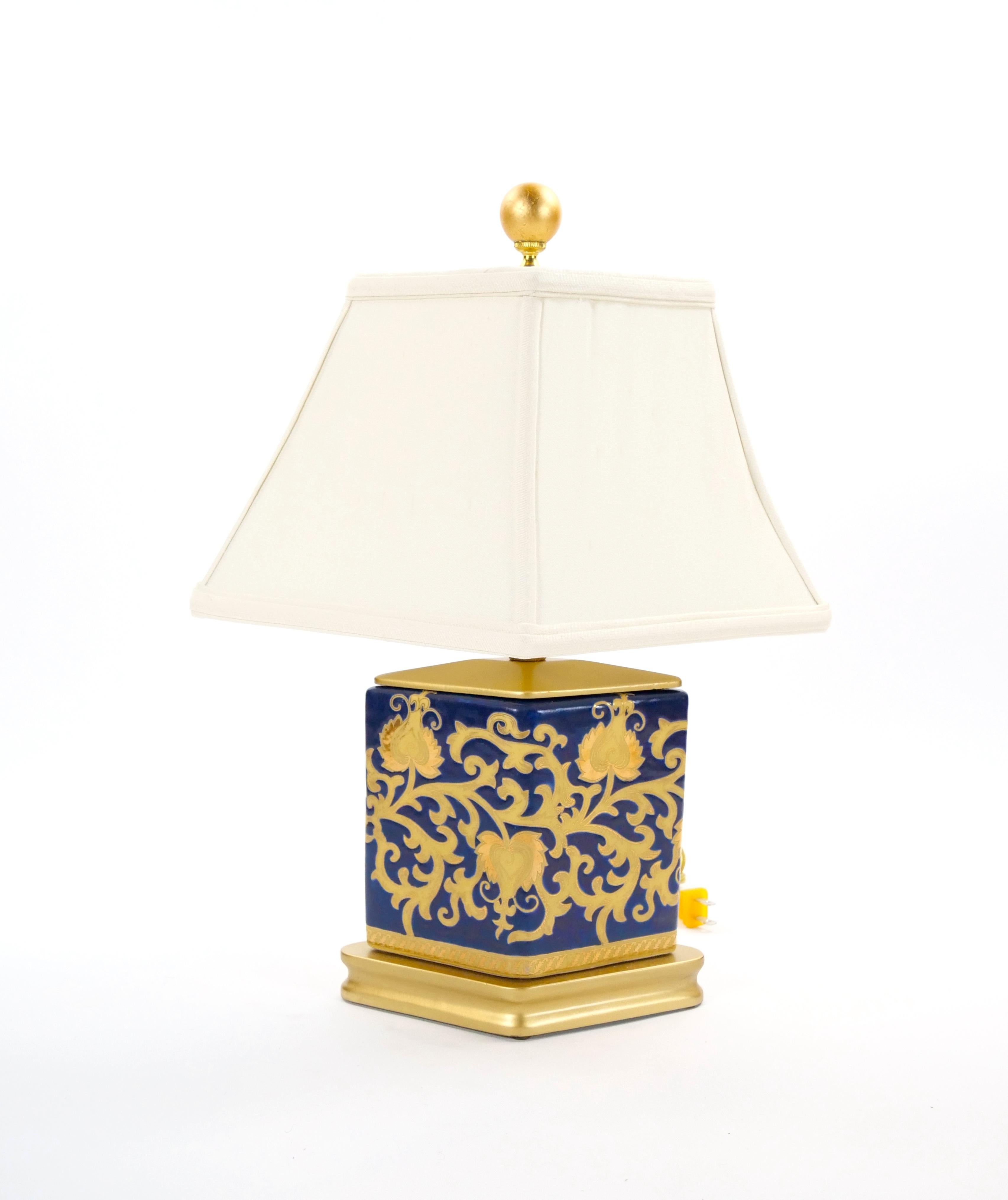 Siglo XX Porcelana Azul Cobalto Dorada Base de Madera Pintada en Oro Pequeña Lámpara de Mesa Dorado en venta