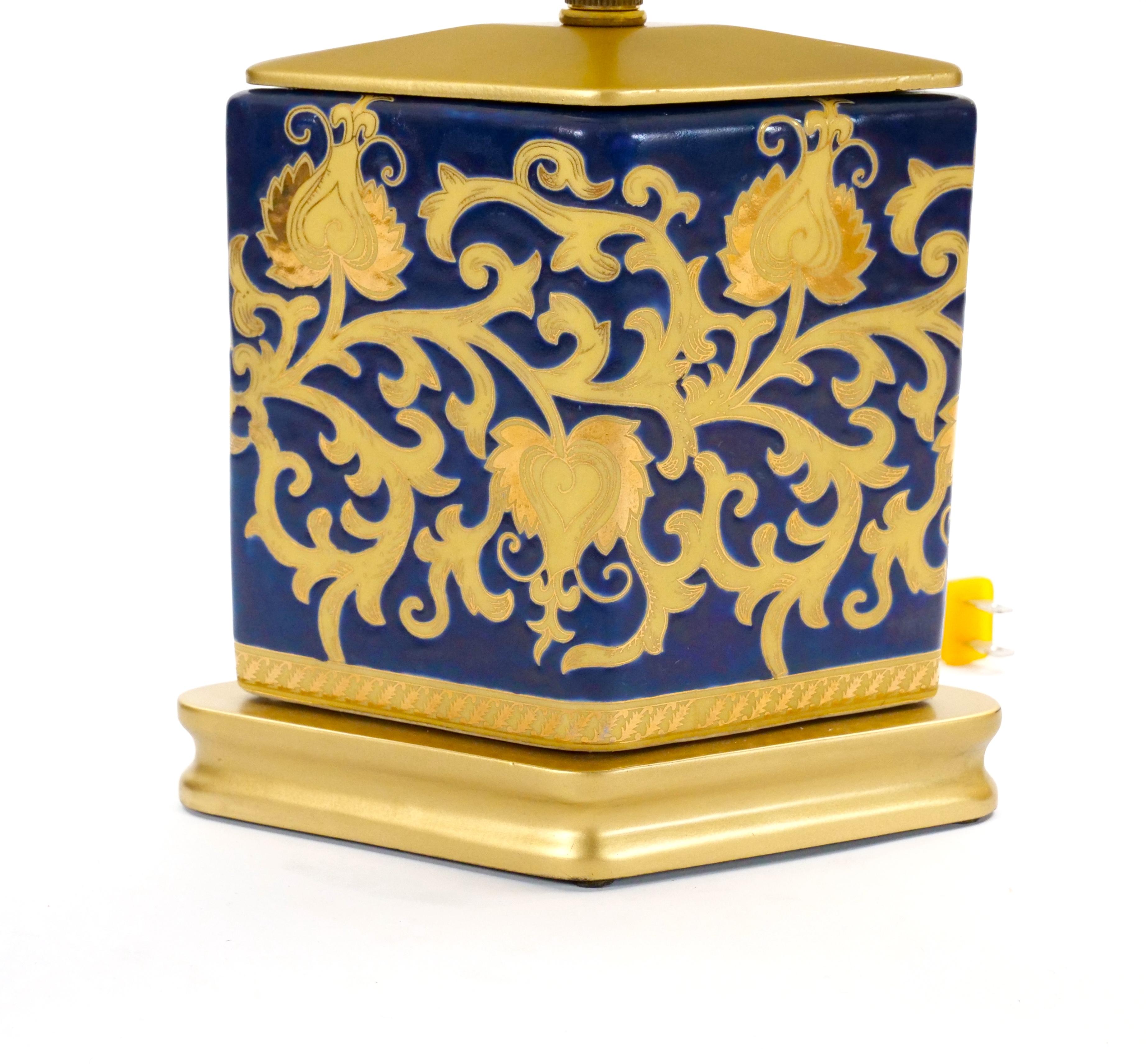 Siglo XX Porcelana Azul Cobalto Dorada Base de Madera Pintada en Oro Pequeña Lámpara de Mesa en Bueno estado para la venta en Tarry Town, NY