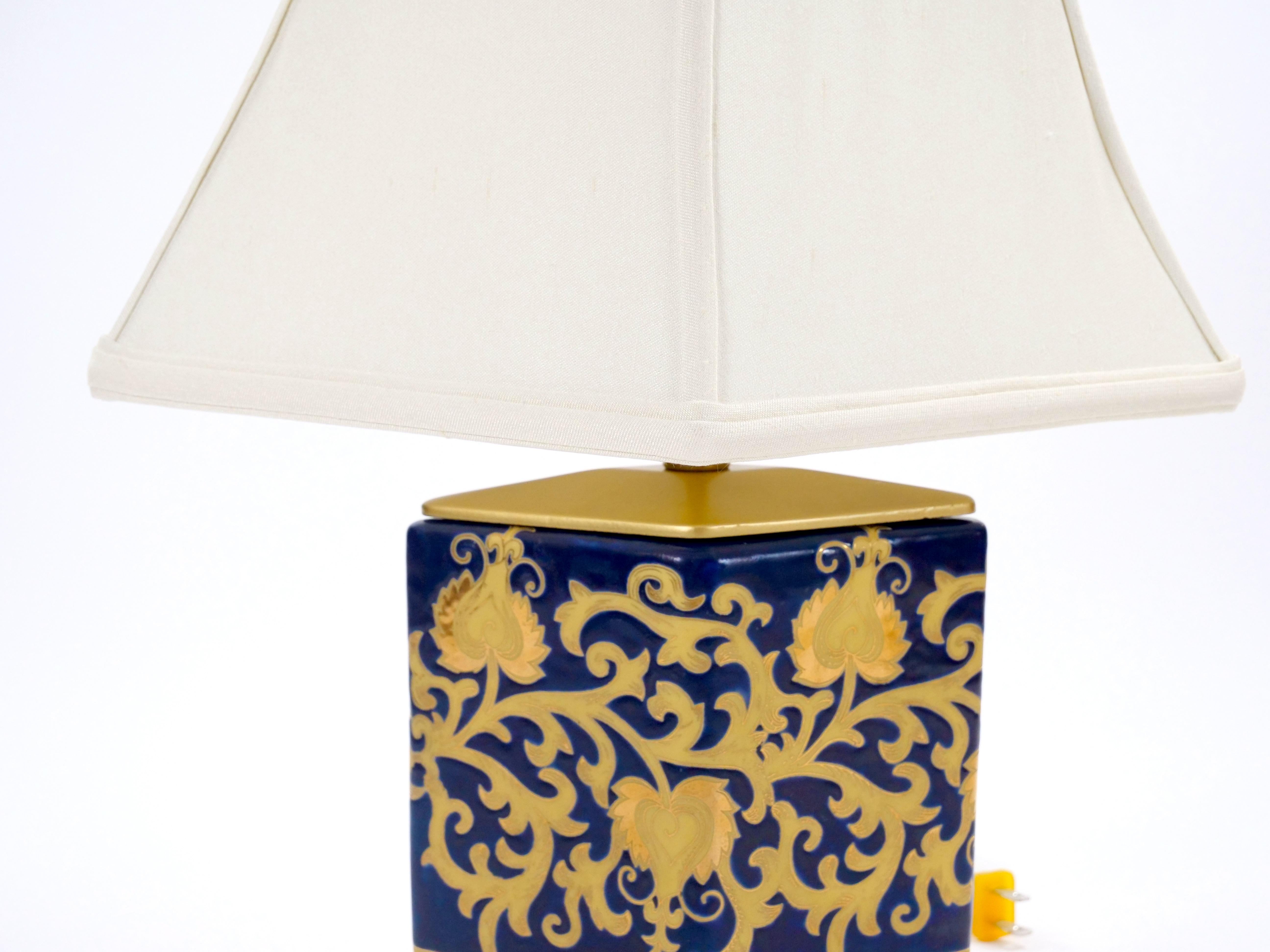 Siglo XX Porcelana Azul Cobalto Dorada Base de Madera Pintada en Oro Pequeña Lámpara de Mesa siglo XX en venta