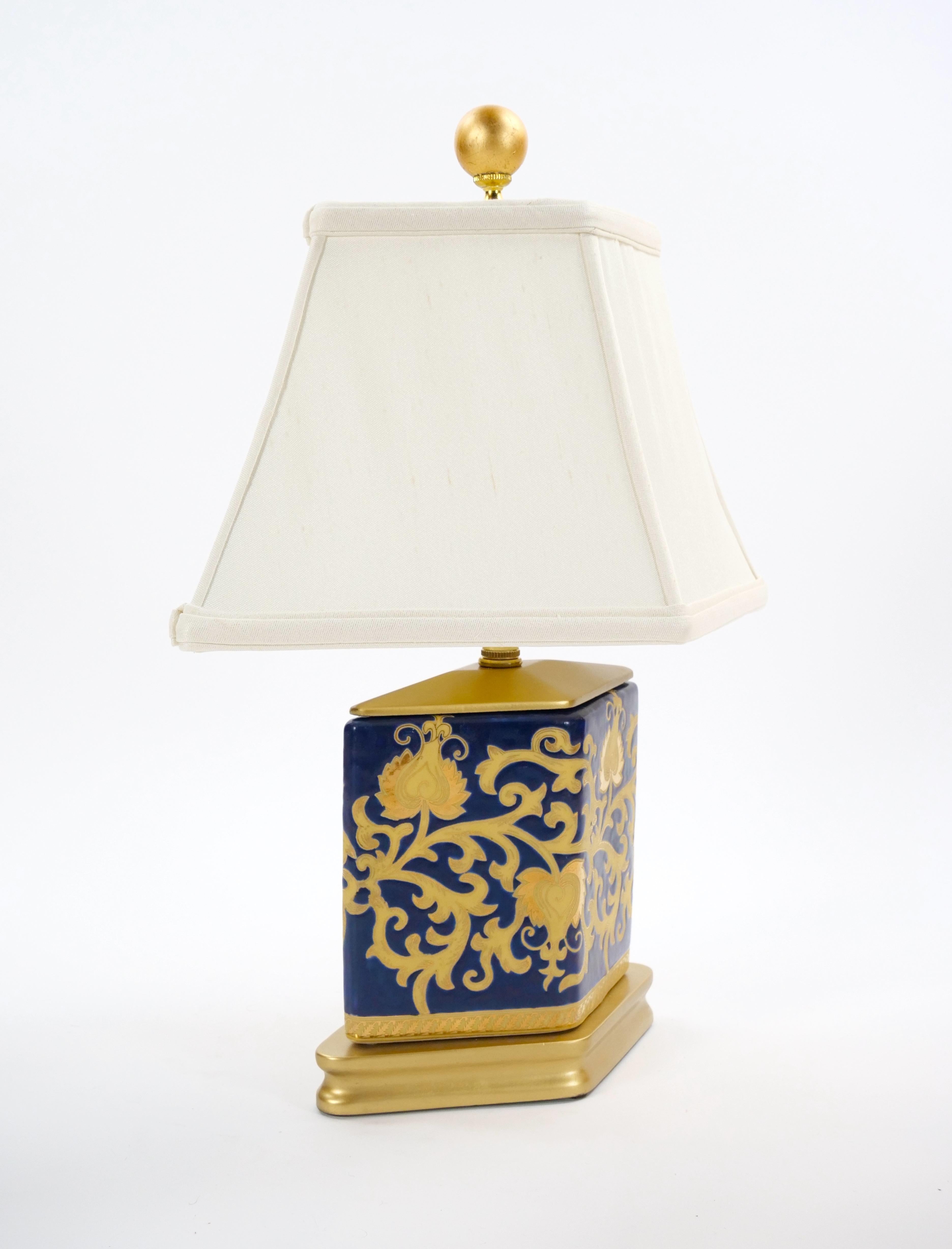 Siglo XX Porcelana Azul Cobalto Dorada Base de Madera Pintada en Oro Pequeña Lámpara de Mesa en venta 1