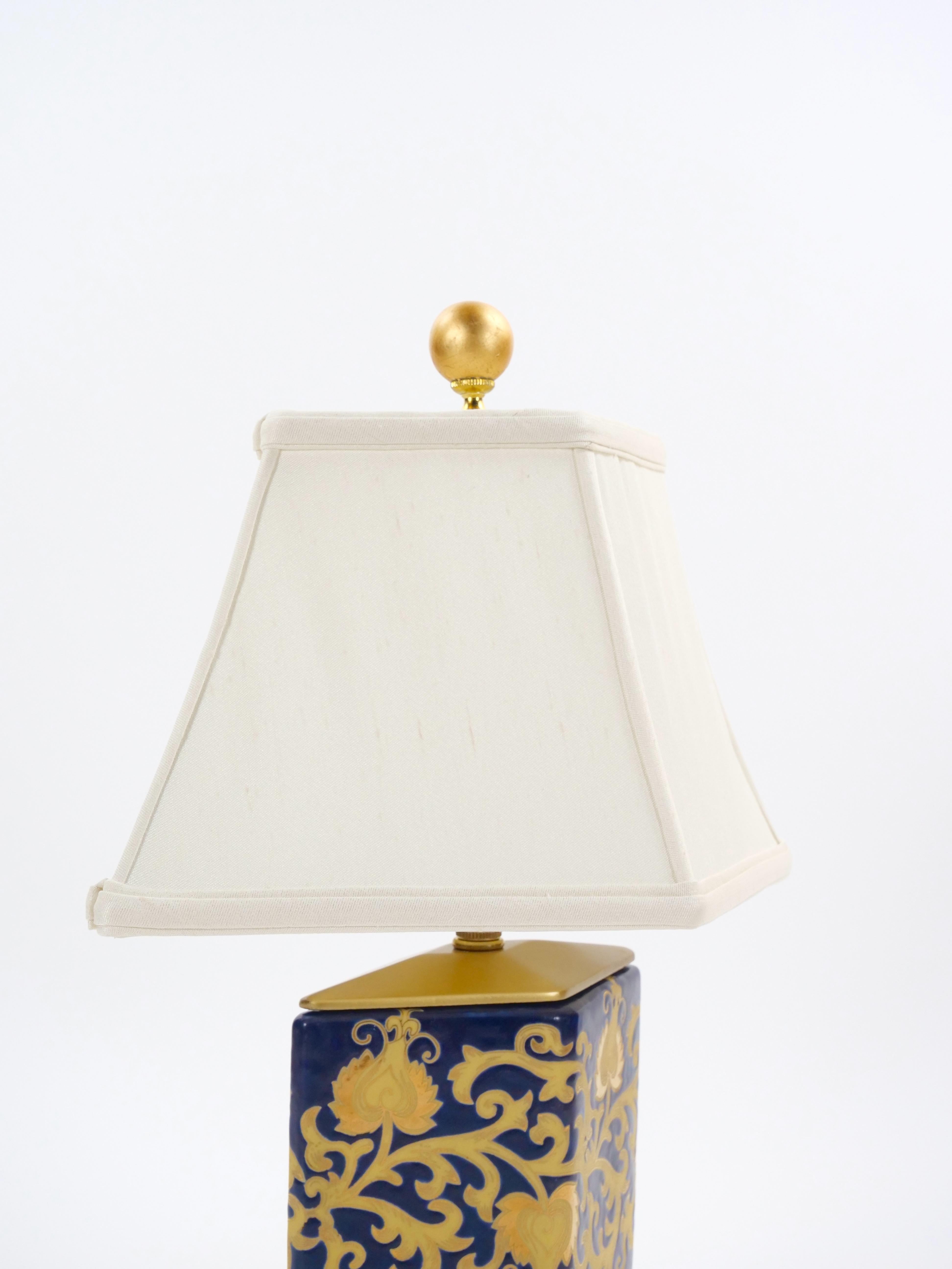Siglo XX Porcelana Azul Cobalto Dorada Base de Madera Pintada en Oro Pequeña Lámpara de Mesa en venta 2