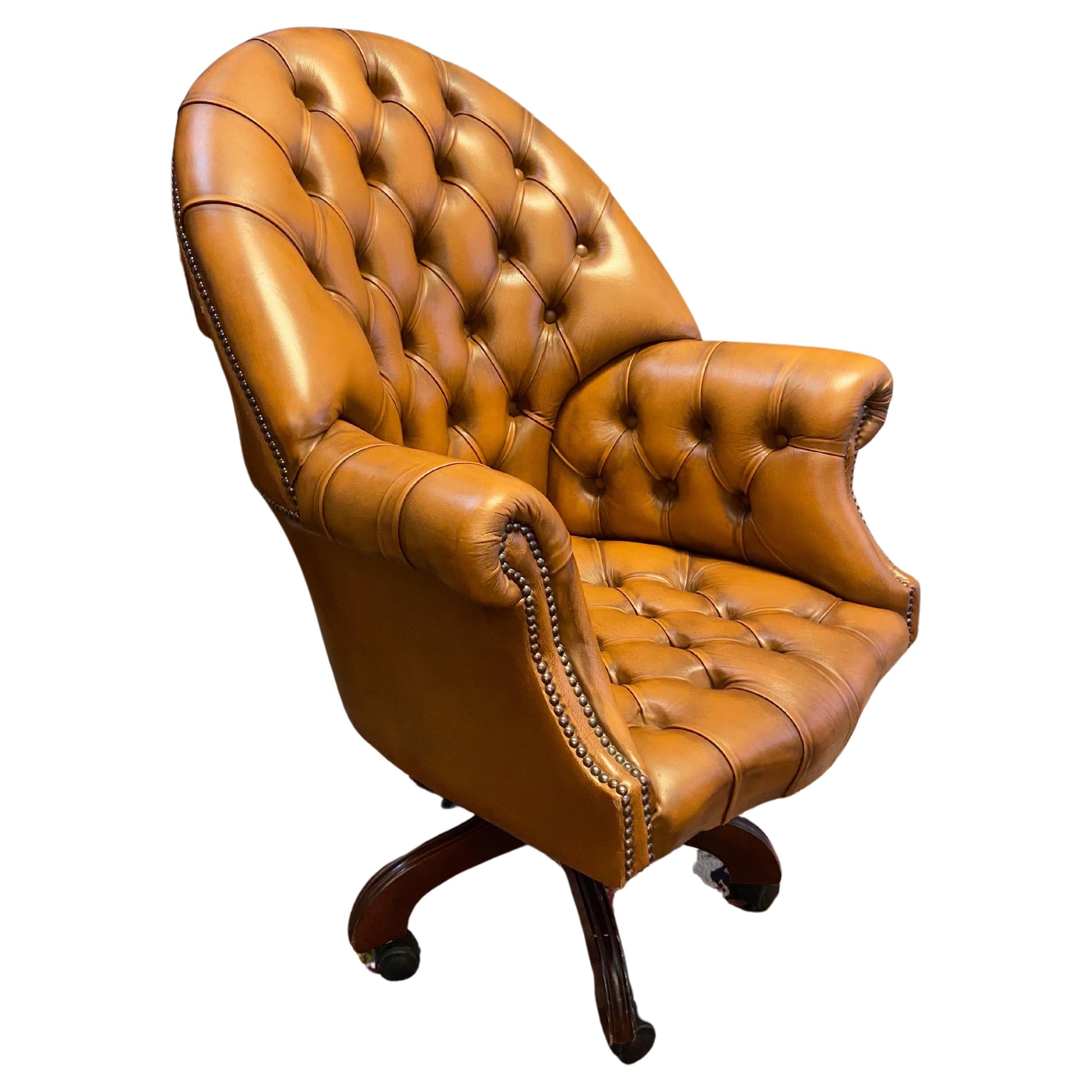 Chaise de bureau pivotante Chesterfield du 20ème siècle en cuir cognac