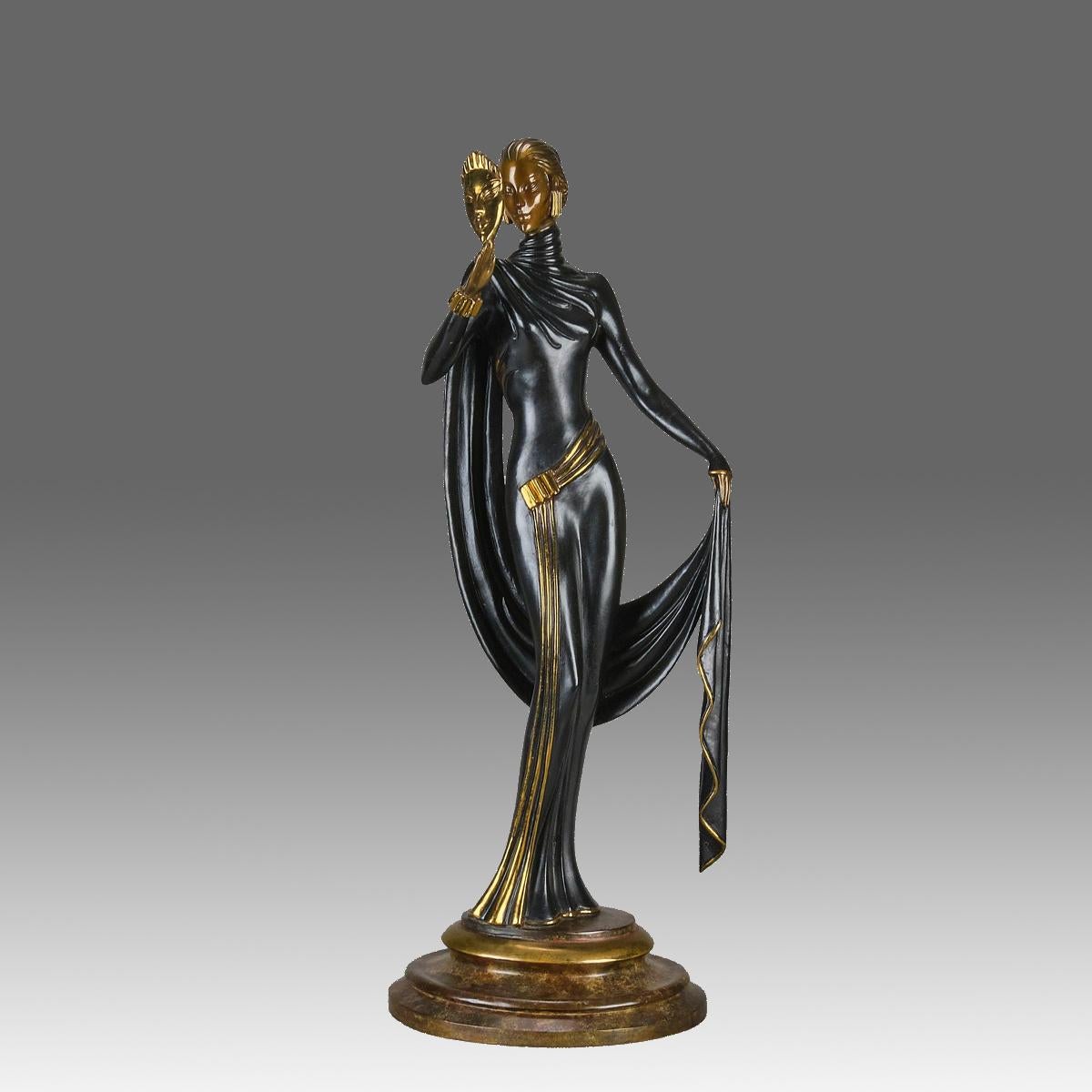 Figure glamour en bronze peinte à froid en édition limitée représentant une jeune femme vêtue d'une robe noire fluide aux reflets dorés, tenant en l'air un masque qui peut cacher son visage si nécessaire. Signée Erté, portant la marque de la