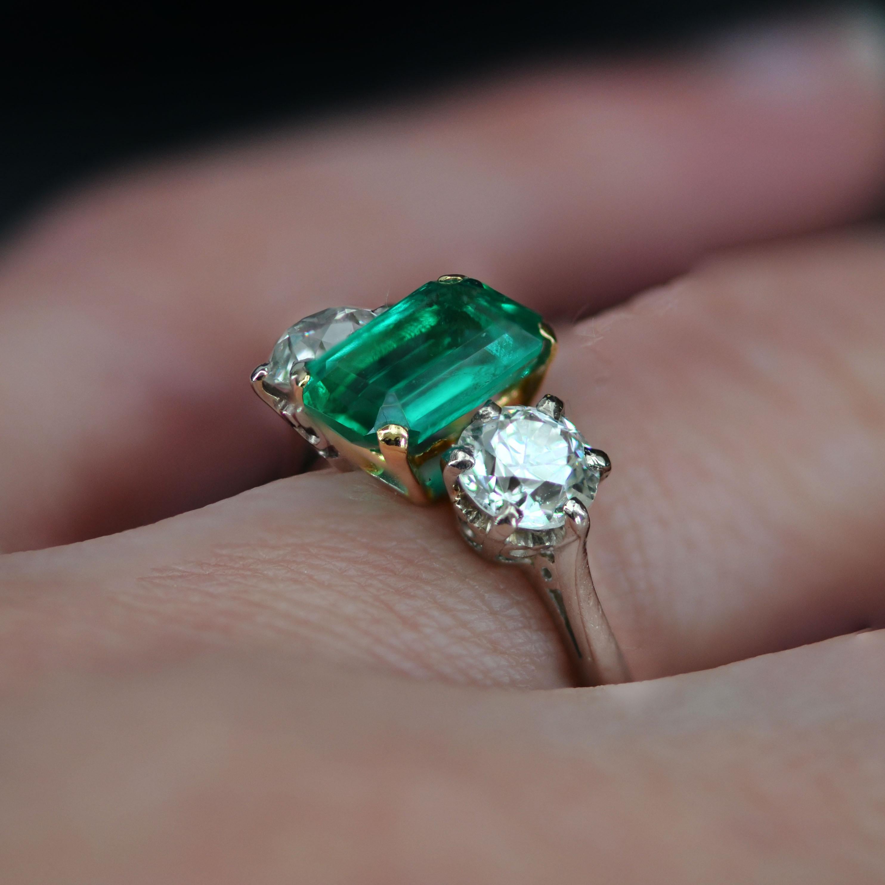 20th Century Colombian Emerald Diamond 18 Karat White Yellow Gold Ring For Sale 3