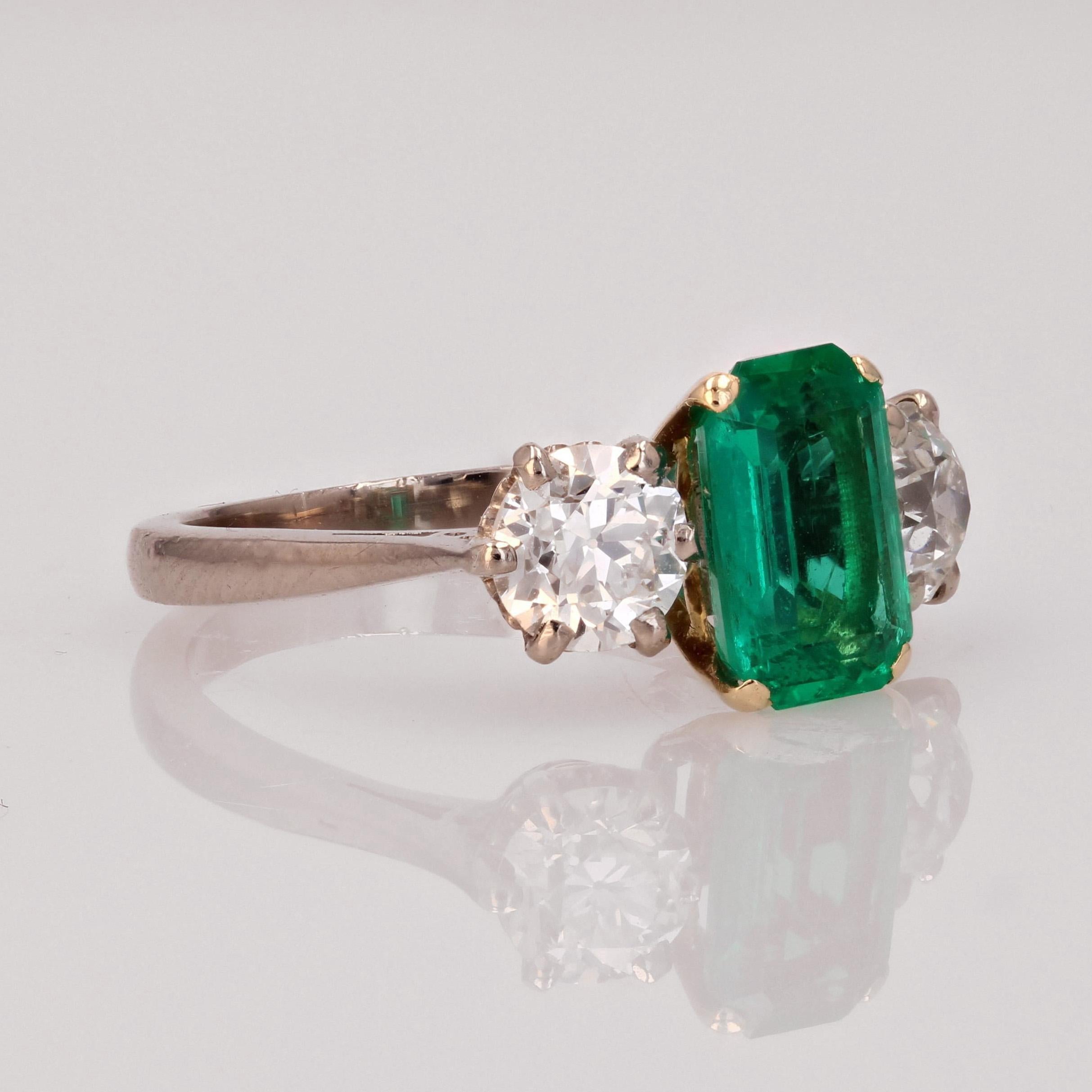 20th Century Colombian Emerald Diamond 18 Karat White Yellow Gold Ring For Sale 4