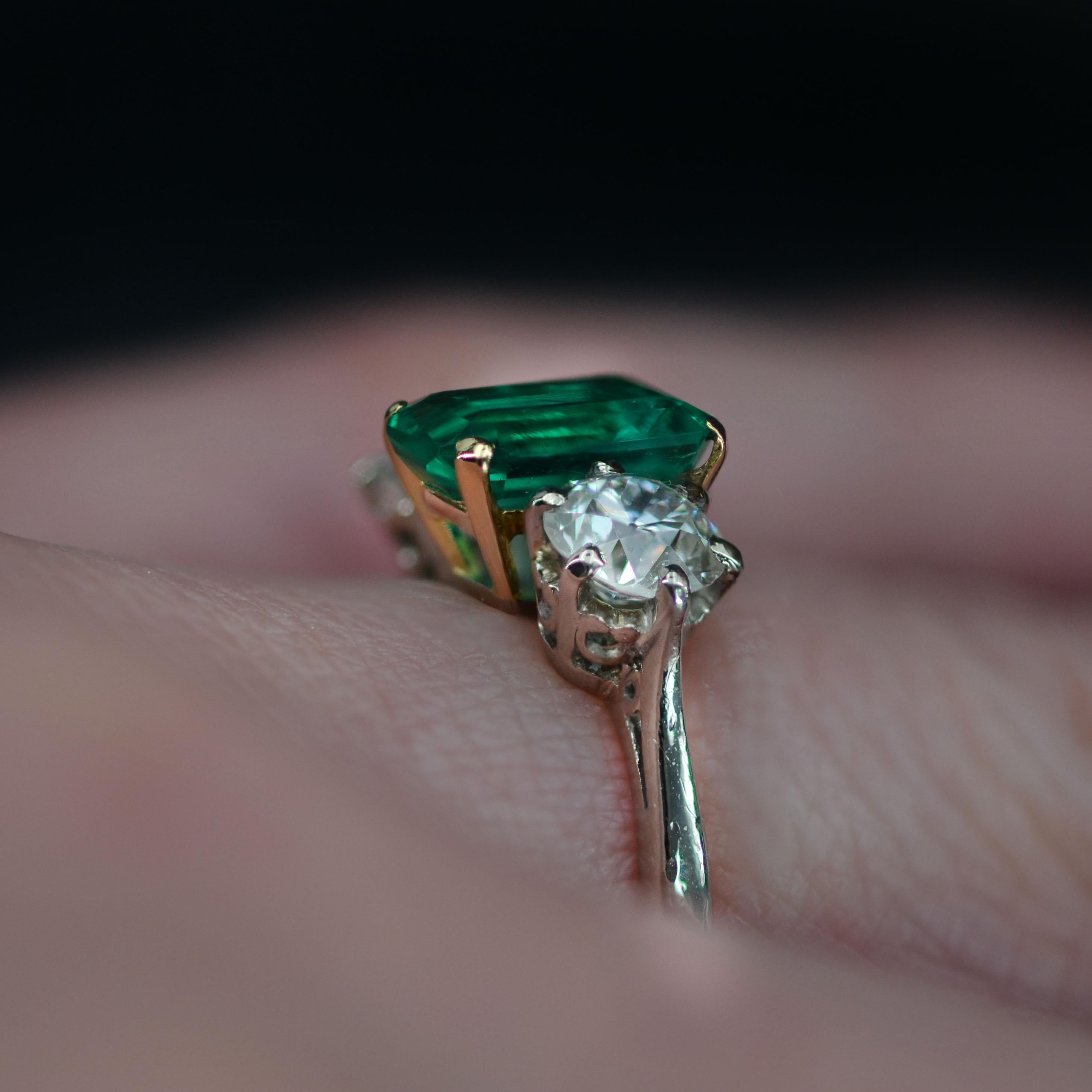 20th Century Colombian Emerald Diamond 18 Karat White Yellow Gold Ring For Sale 6