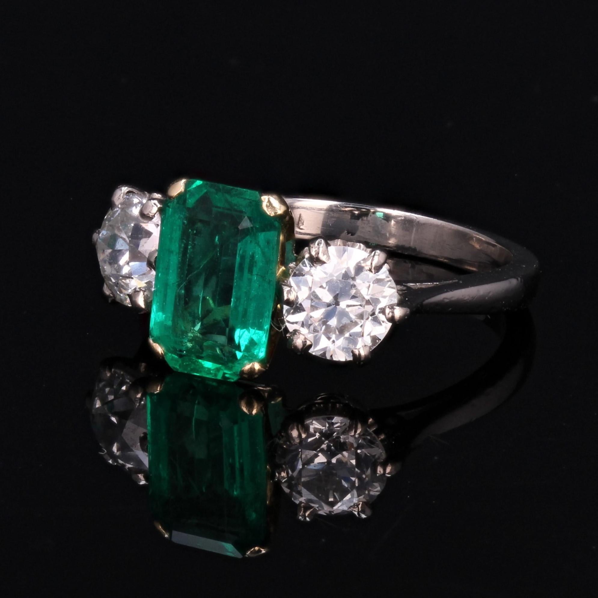 20th Century Colombian Emerald Diamond 18 Karat White Yellow Gold Ring In Good Condition For Sale In Poitiers, FR