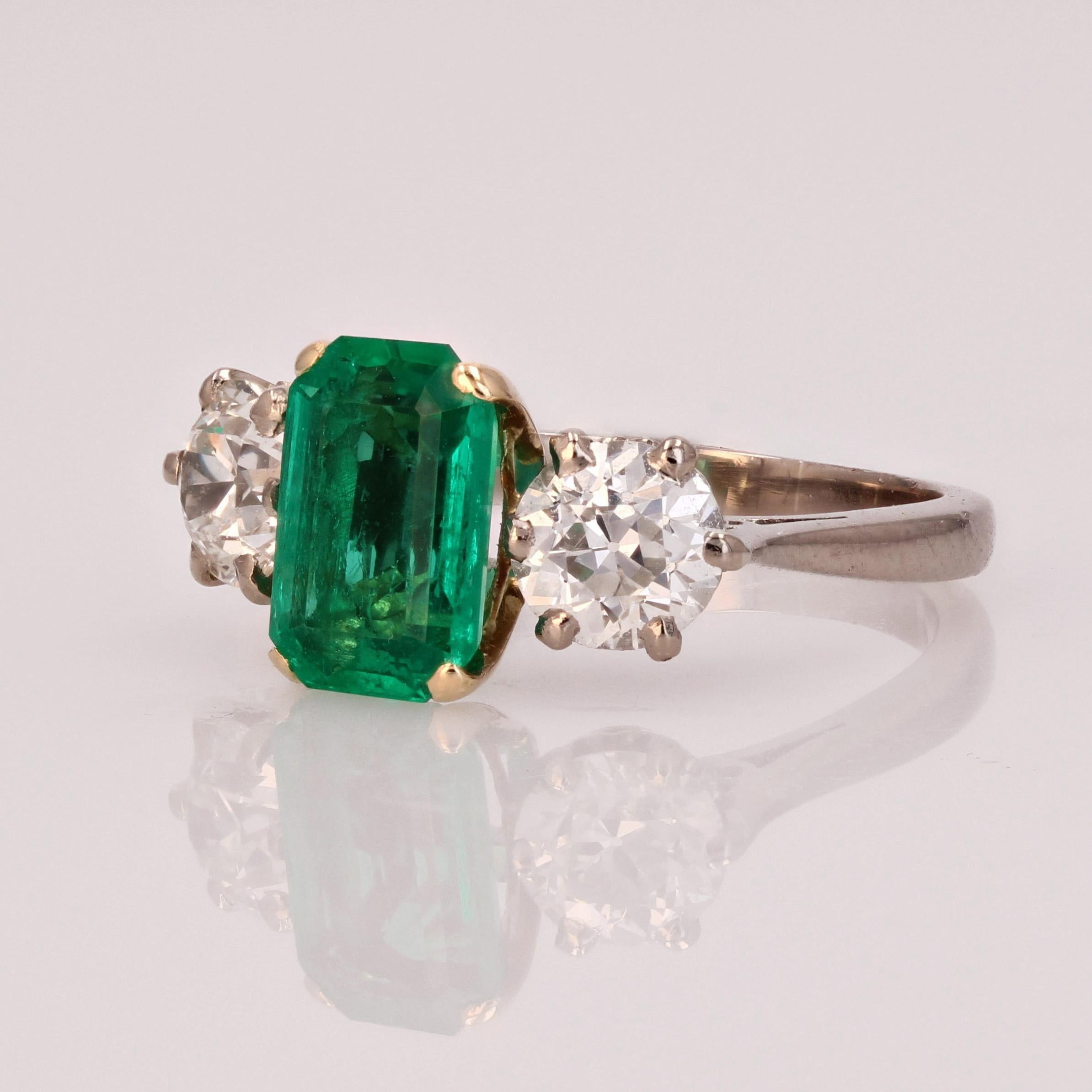 Women's 20th Century Colombian Emerald Diamond 18 Karat White Yellow Gold Ring For Sale