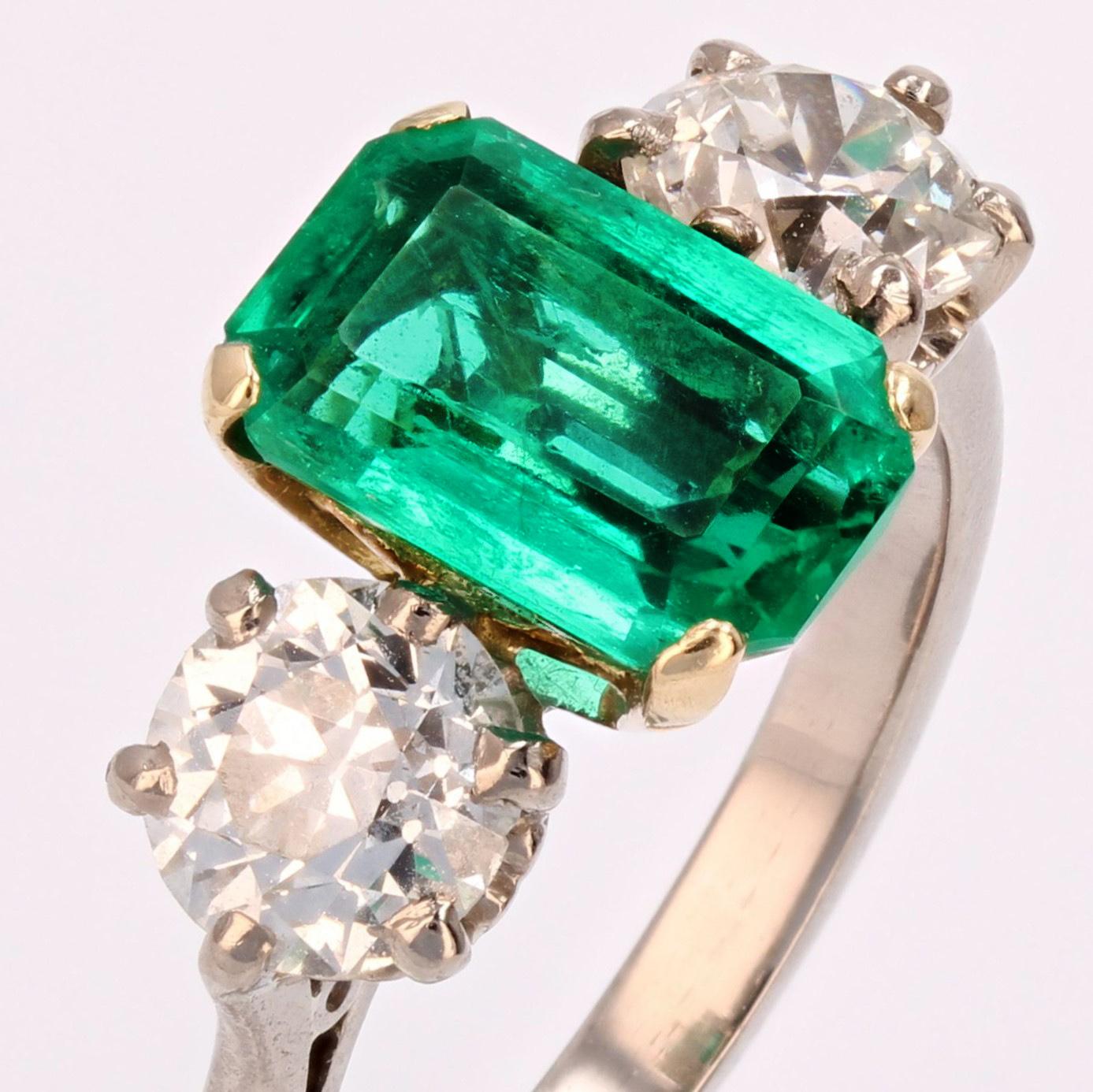 20th Century Colombian Emerald Diamond 18 Karat White Yellow Gold Ring For Sale 1