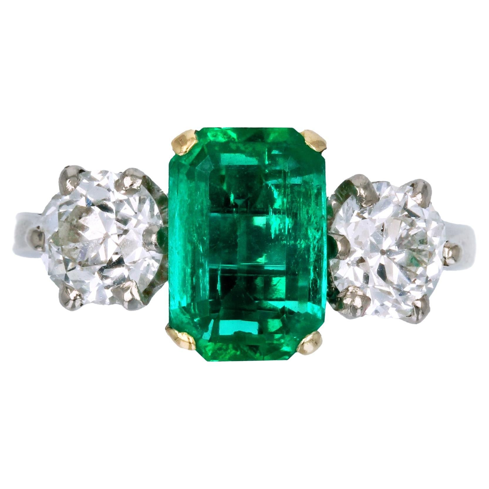 20th Century Colombian Emerald Diamond 18 Karat White Yellow Gold Ring For Sale