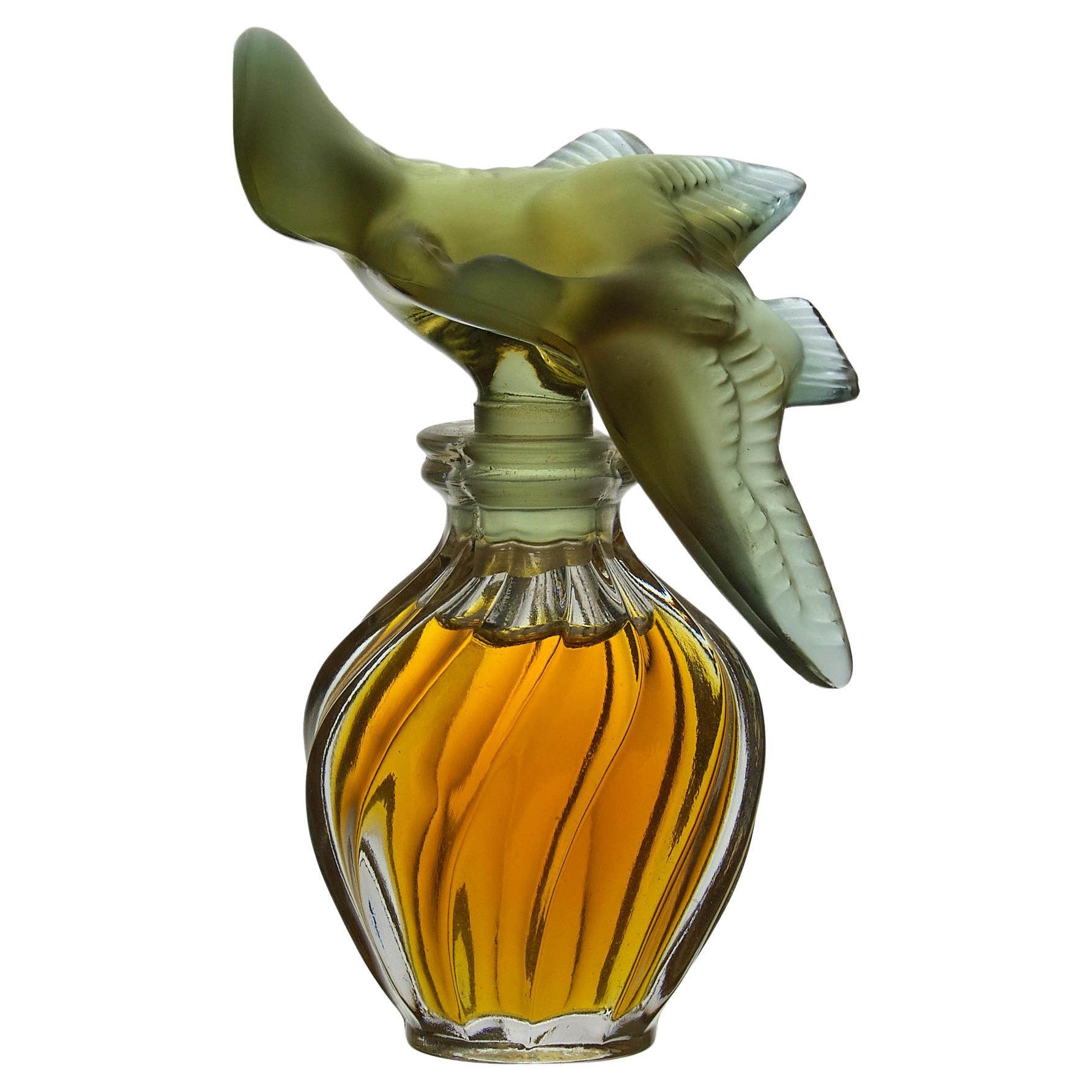 Bottiglia di profumo in vetro colorato del XX secolo "L'air du Temps" di Marc Lalique