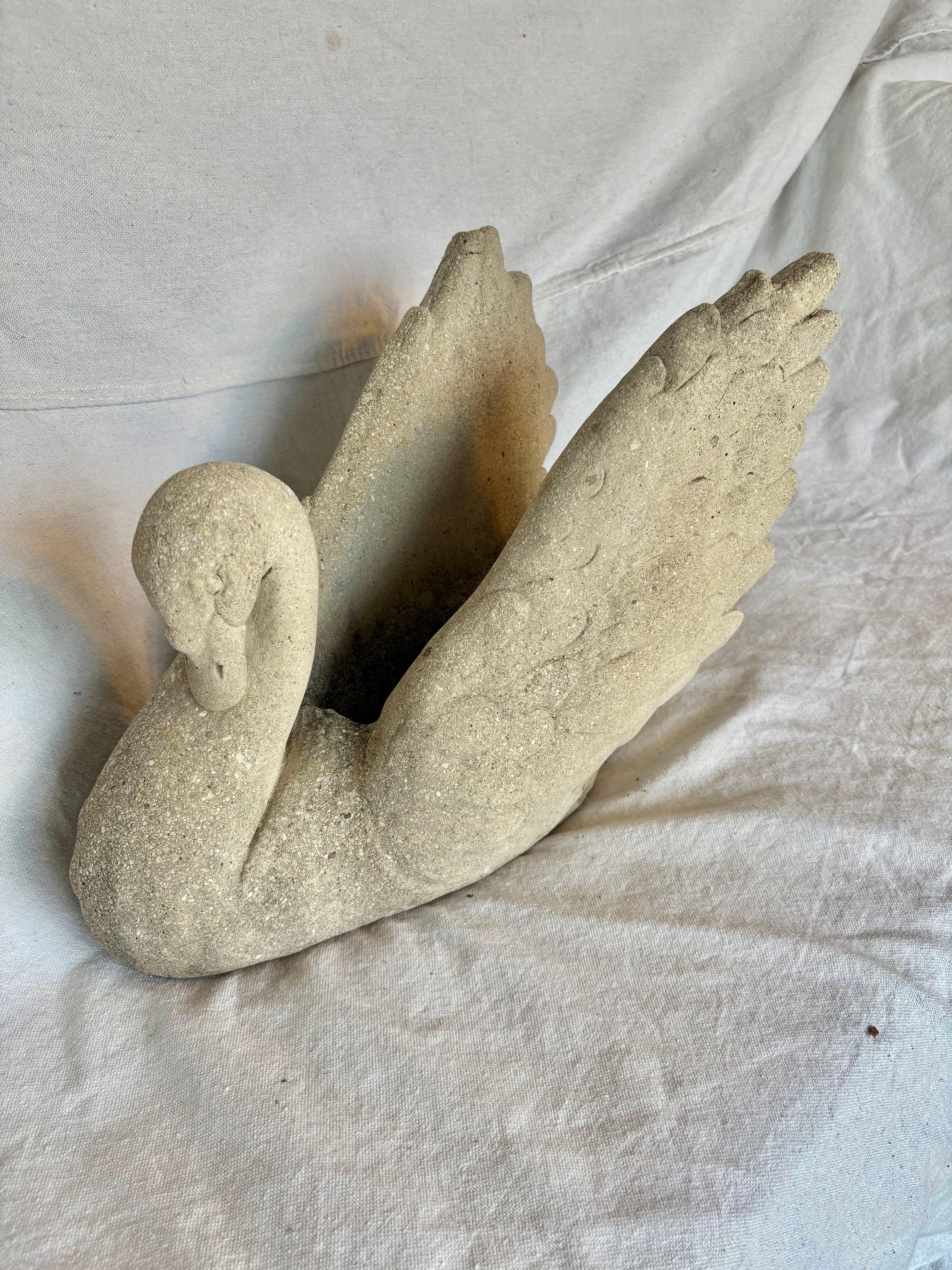 Américain Jardinière Swan en béton du 20e siècle en vente
