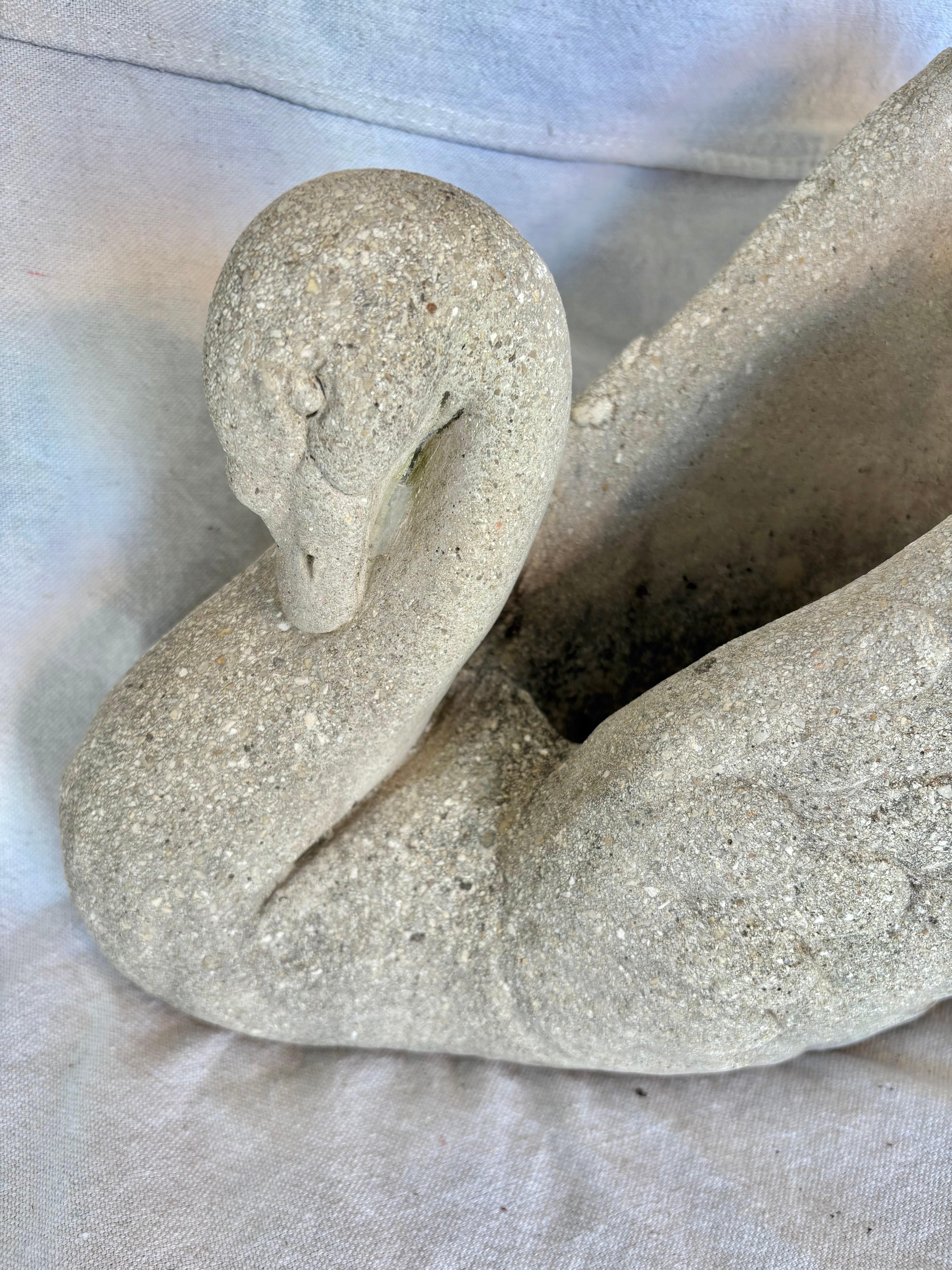 Fait main Jardinière Swan en béton du 20e siècle en vente