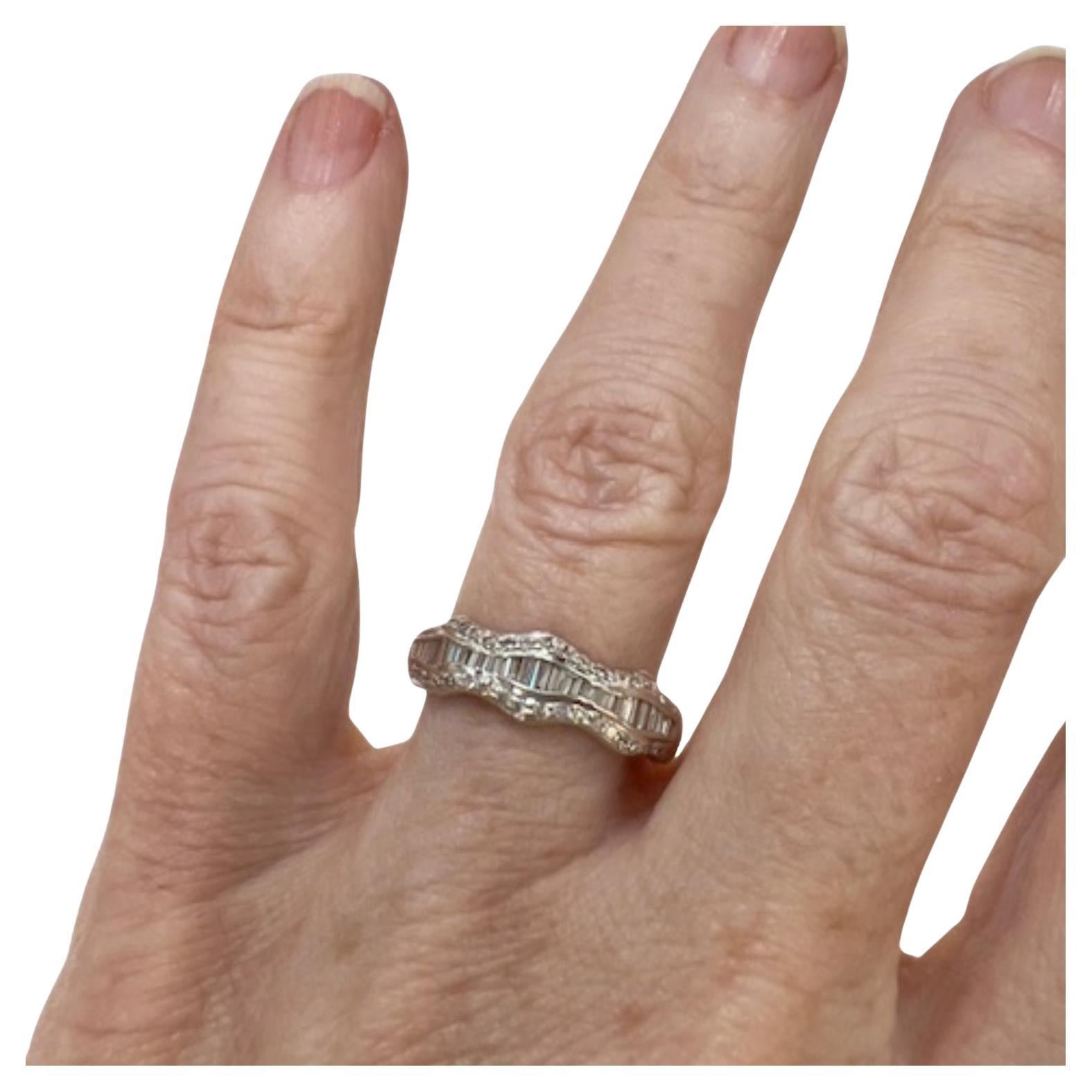 Ein schlichter und eleganter Ring aus dem späten 20. Jahrhundert, gefertigt aus 18 Karat Gelbgold. Dieses raffinierte Design zeigt eine harmonische Mischung aus Baguette- und Brillanten in einer Kornfassung. Ein zeitloses und vielseitiges Stück,