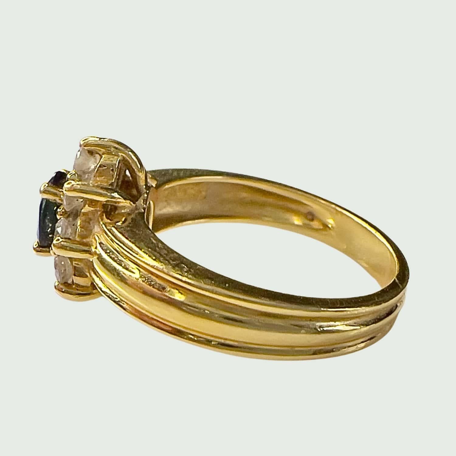 Erleben Sie die zeitgenössische Eleganz dieses Rings aus dem 20. Jahrhundert, der aus 18 Karat Gelbgold gefertigt ist und Diamanten im Brillantschliff von insgesamt 0,35 Karat sowie einen Saphir im Ovalschliff präsentiert. Mit einem Gewicht von 5,73