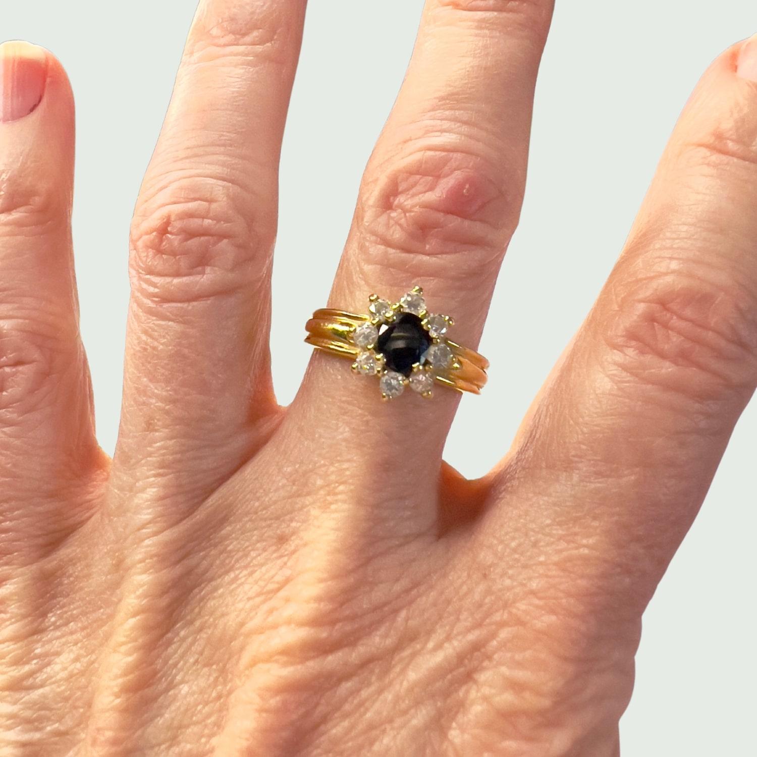 Zeitgenössischer Ring mit Diamanten und Saphiren aus 18k Gelbgold des 20. (Ovalschliff) im Angebot