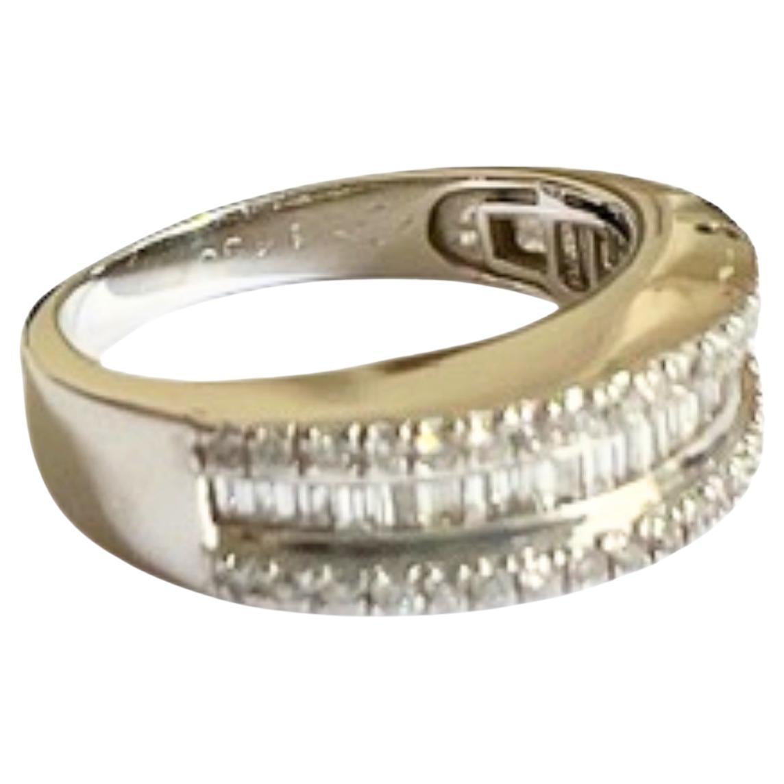 Questo elegante anello in stile contemporaneo del XX secolo presenta diamanti di alta qualità incastonati in oro 18 carati. Combina diamanti a taglio brillante e diamanti a taglio baguette per un look sofisticato.

**IN PRONTA CONSEGNA

Informazioni