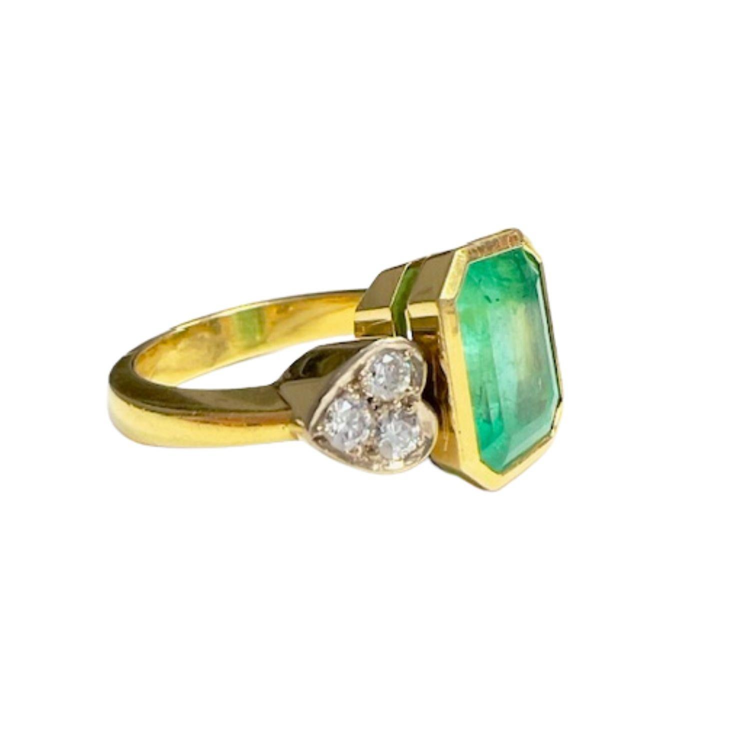 Contemporary ring from the 20th century, crafted in 18k yellow gold and adorned with diamonds and emeralds. Featuring a stunning emerald center cut in AAA emerald cut weighing 4.45 ct, with dimensions of 9.9x7.9x6.40 (originating from Colombia), and