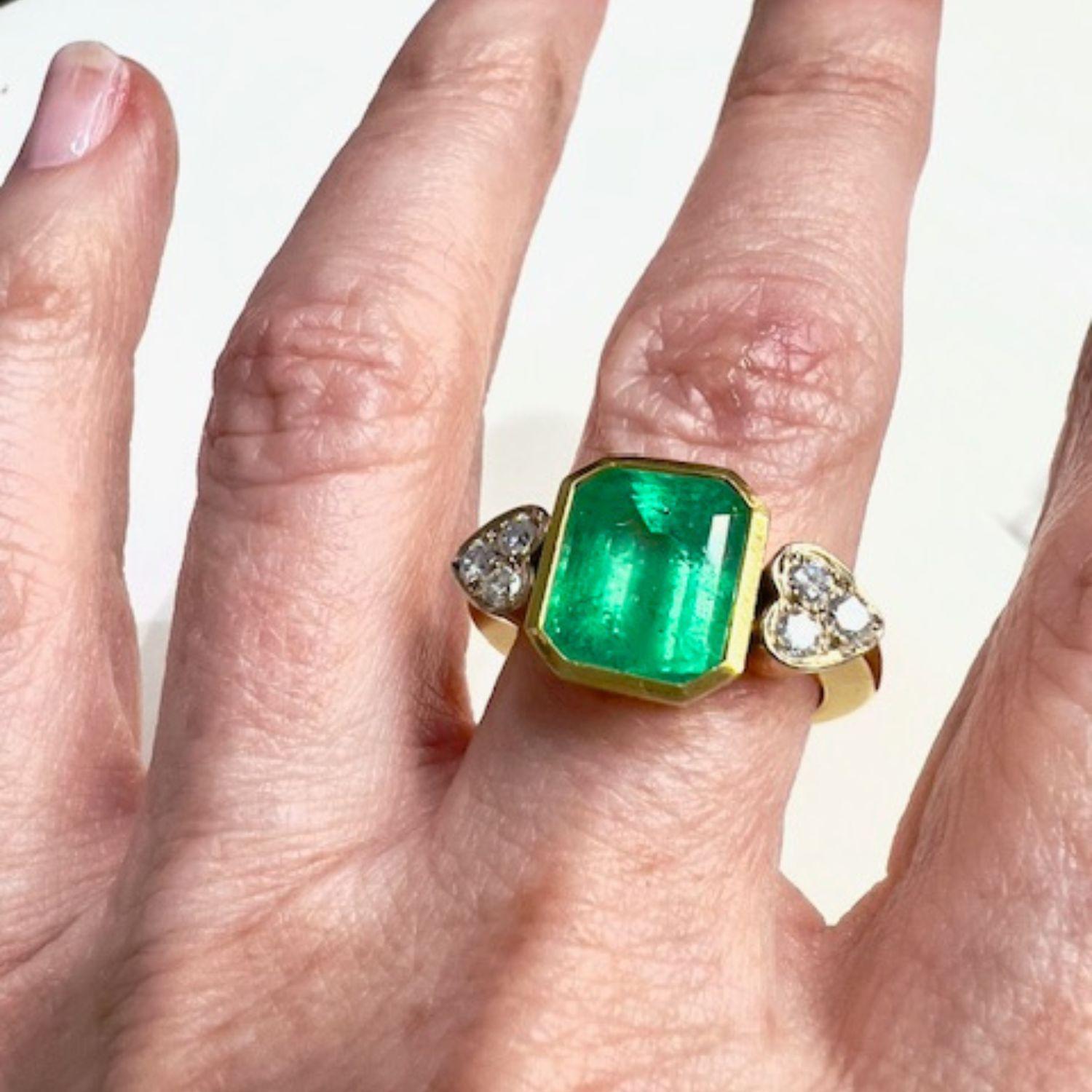 Emerald Cut 20th Century Contemporary  with Diamonds and 4.45 ct Emeralds Yellow Gold Ring For Sale