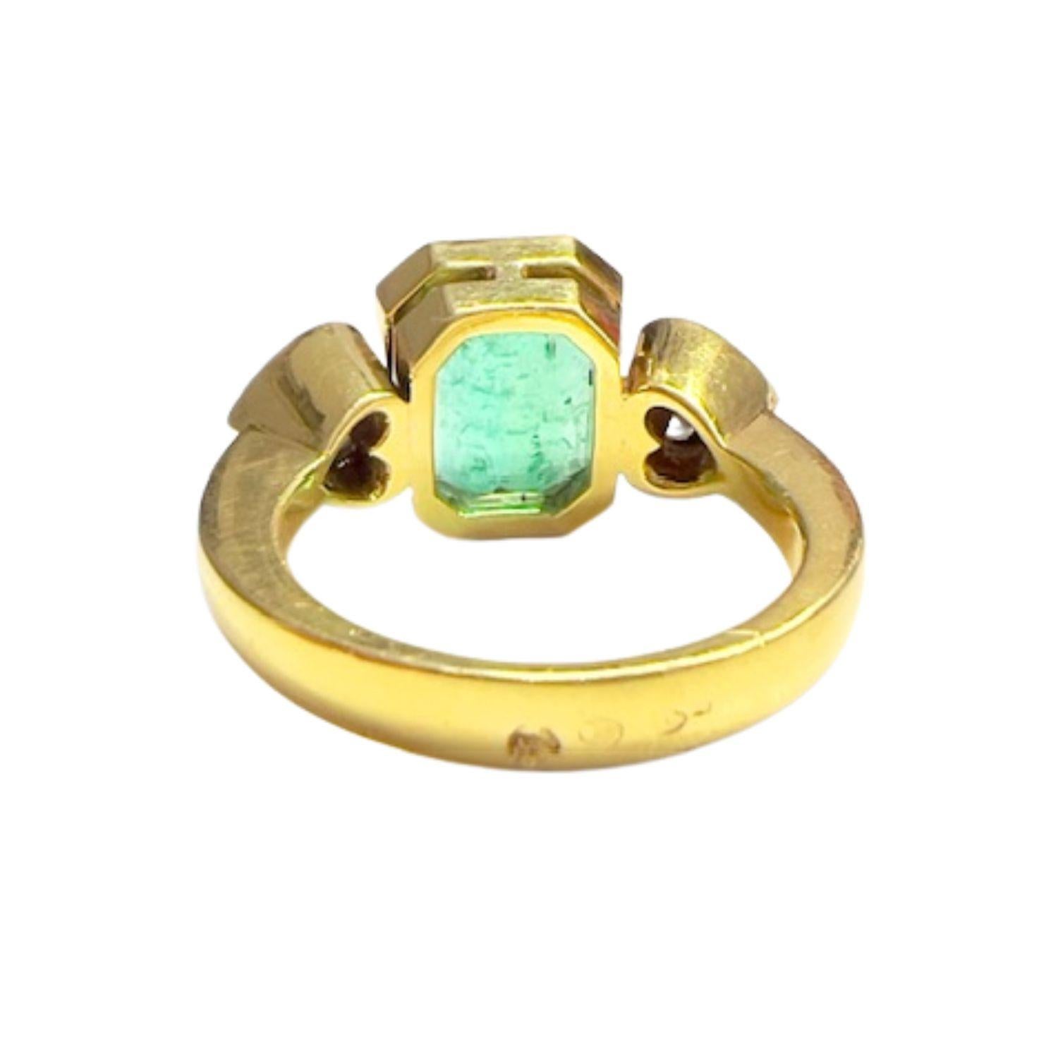 20th Century Contemporary  with Diamonds and 4.45 ct Emeralds Yellow Gold Ring In Good Condition For Sale In MADRID, ES