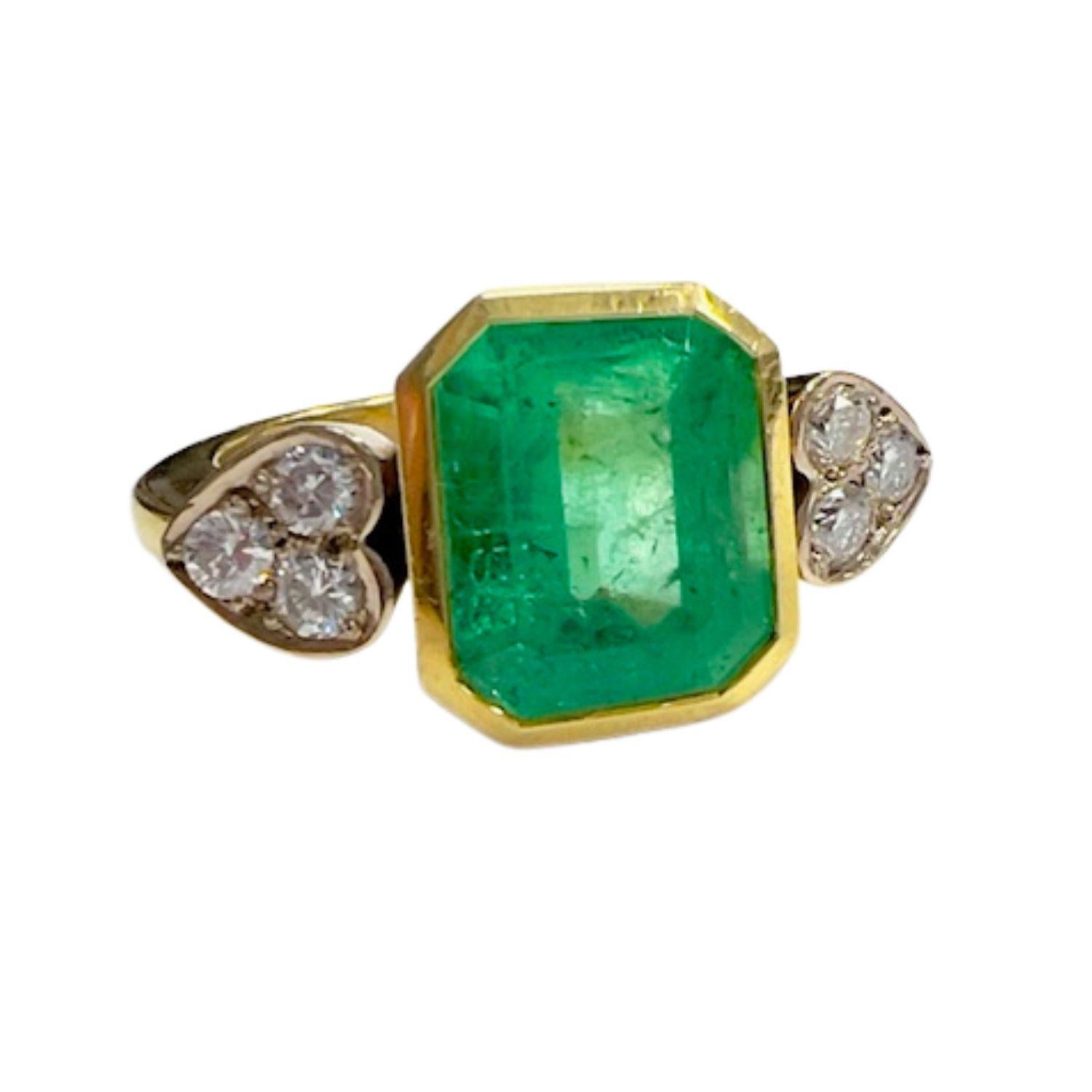 20th Century Contemporary  with Diamonds and 4.45 ct Emeralds Yellow Gold Ring For Sale 1