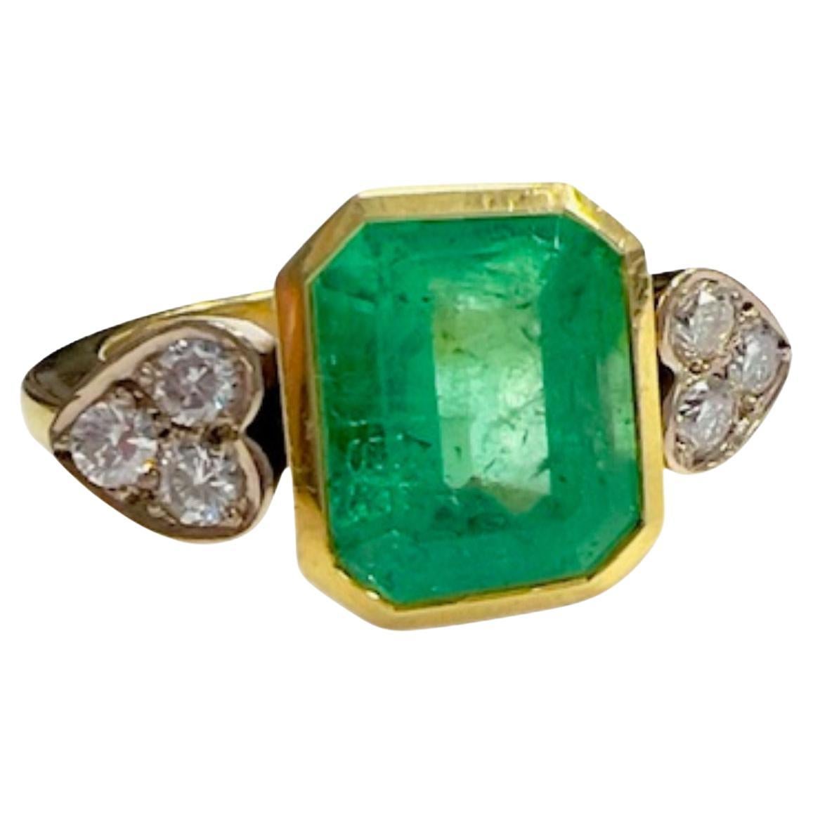 20th Century Contemporary  with Diamonds and 4.45 ct Emeralds Yellow Gold Ring For Sale