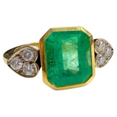 20th Century Contemporary  with Diamonds and 4.45 ct Emeralds Yellow Gold Ring