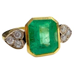 Bague cocktail grappe de diamants de 0,30 carat et émeraudes de 4,45 carats