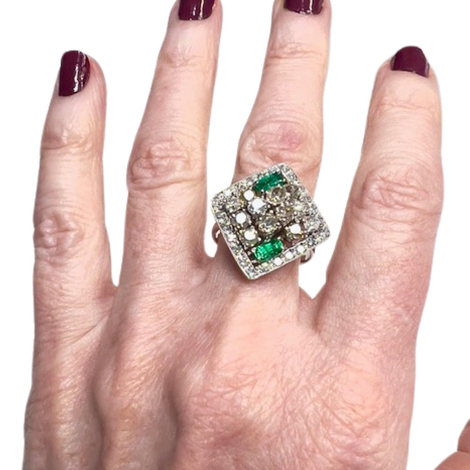 Anillo de Oro Blanco Contemporáneo del Siglo XX con Diamantes y Esmeraldas en venta 1