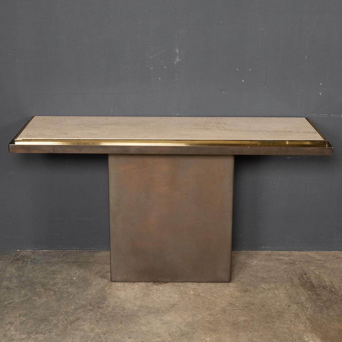 Une superbe table console fabriquée en Belgique au milieu du 20e siècle. Cette table a été fabriquée en bronze, laiton et marbre. La base est en bronze et un cadre en laiton entoure le plateau en marbre travertin.

CONDITION
En très bon état - aucun