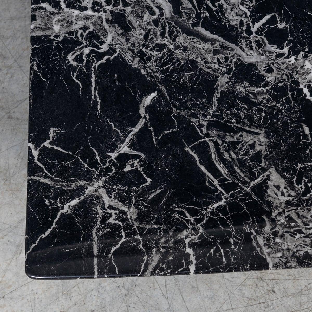Table basse continentale à plateau de marbre noir du XXe siècle, c.1970 en vente 3
