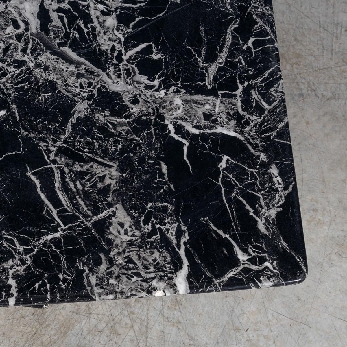 Table basse continentale à plateau de marbre noir du XXe siècle, c.1970 en vente 7