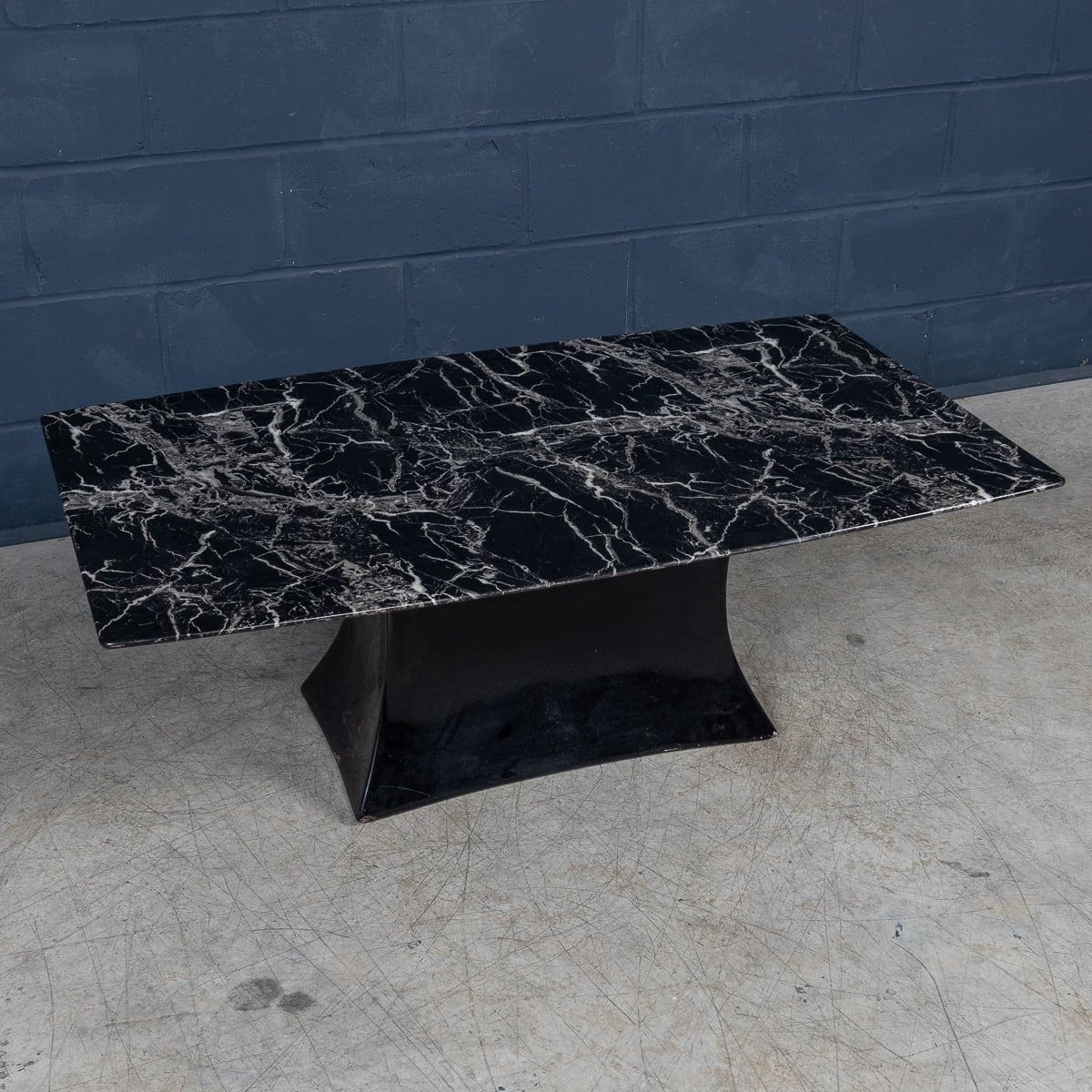 De grandes proportions, cette table basse Continental à plateau de marbre noir des années 1970 est un exemple frappant du design sophistiqué du XXe siècle. Le plateau en marbre noir poli, doté d'élégants côtés arqués, respire le luxe et crée une