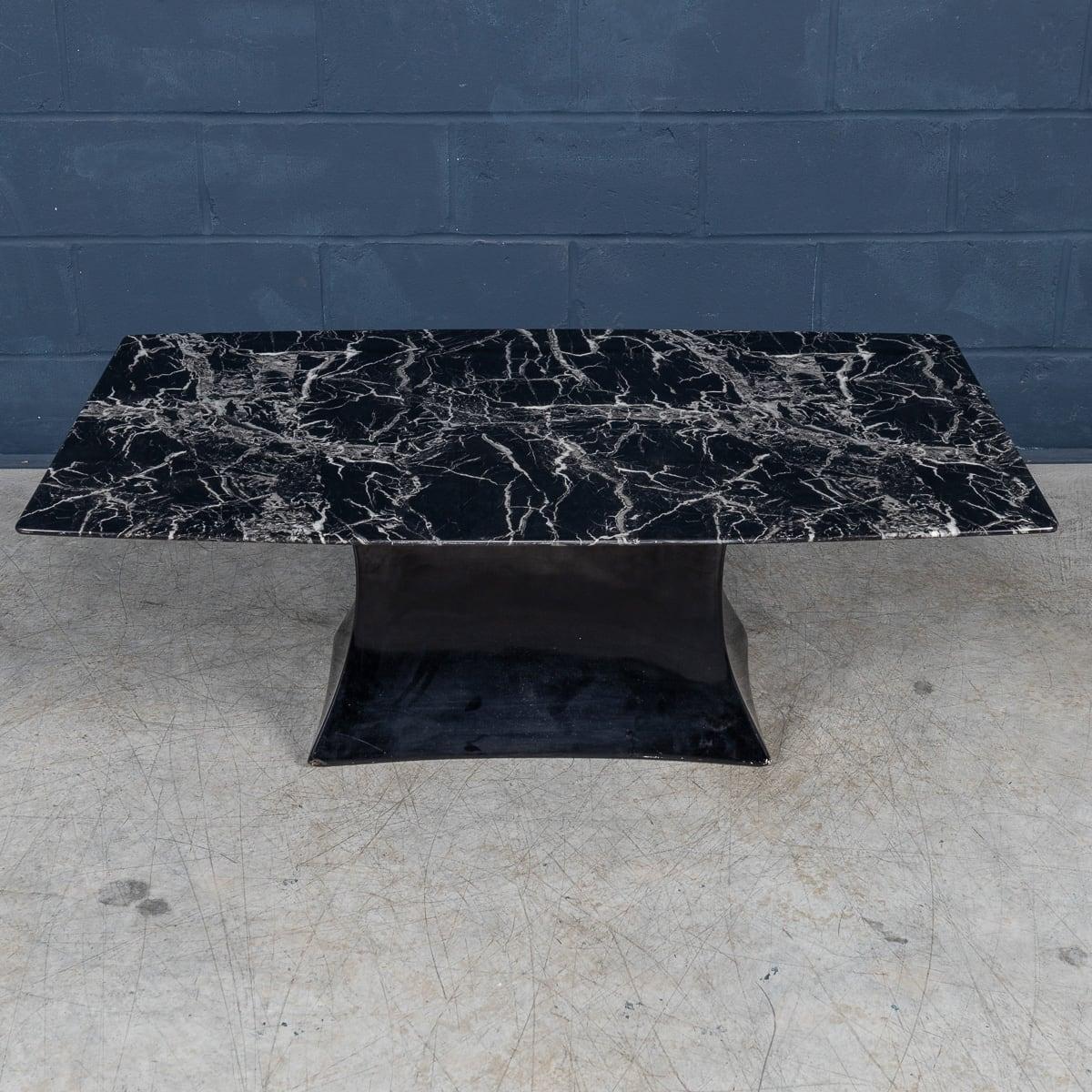 Européen Table basse continentale à plateau de marbre noir du XXe siècle, c.1970 en vente