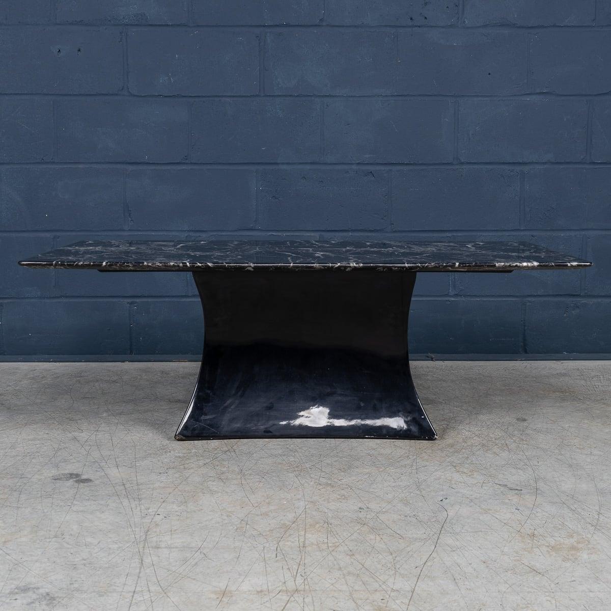 Table basse continentale à plateau de marbre noir du XXe siècle, c.1970 Bon état - En vente à Royal Tunbridge Wells, Kent