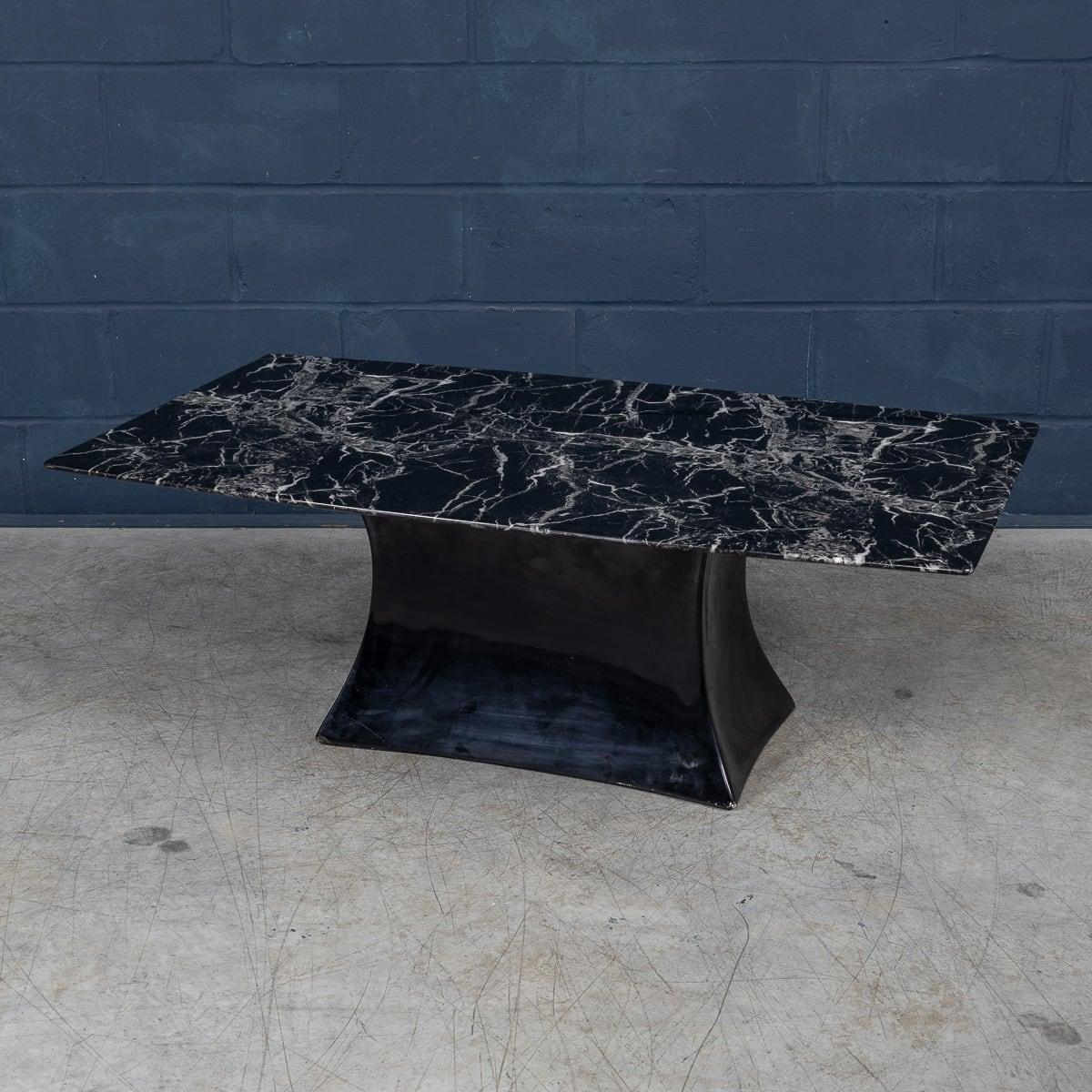 20ième siècle Table basse continentale à plateau de marbre noir du XXe siècle, c.1970 en vente