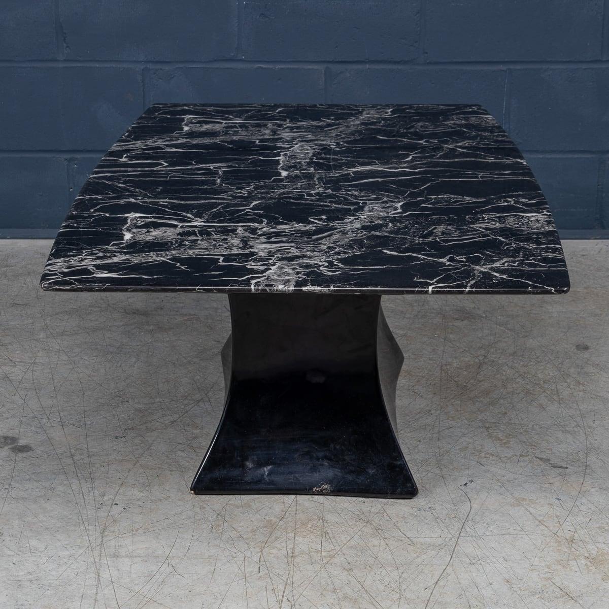 Table basse continentale à plateau de marbre noir du XXe siècle, c.1970 en vente 2