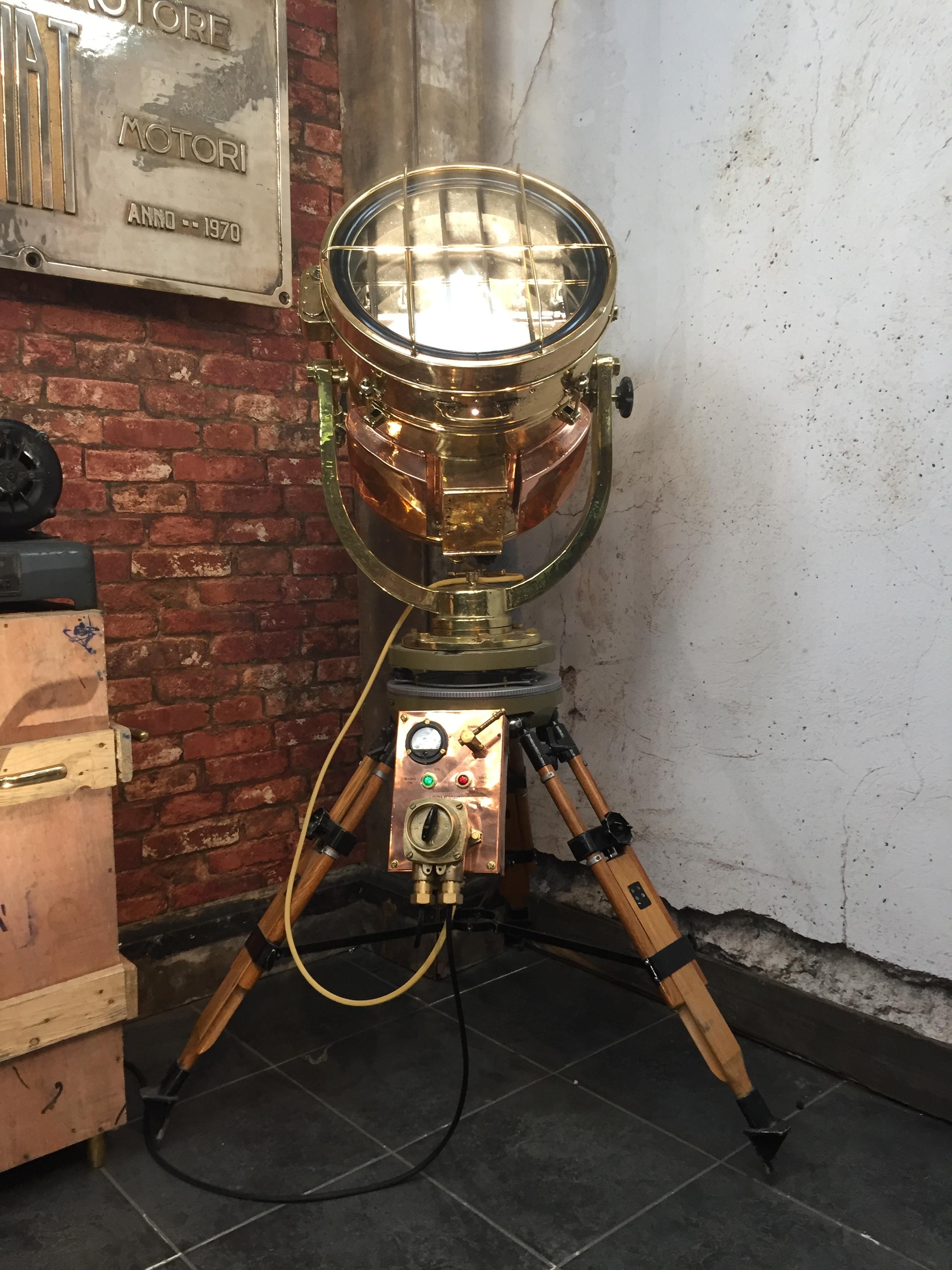 Lampadaire de signalisation en cuivre et laiton du 20ème siècle et trépied cylindrique militaire en vente 8