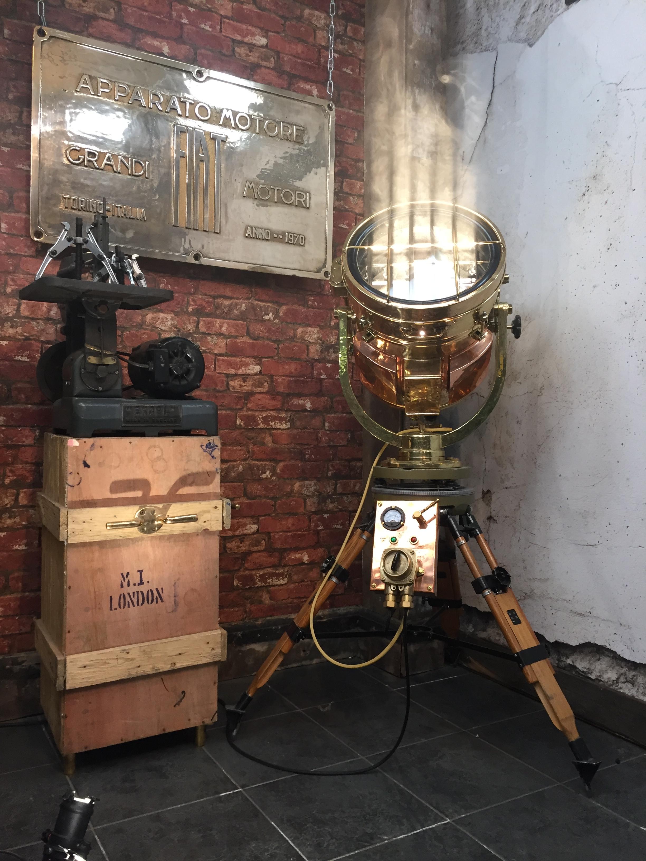 Lampadaire de signalisation en cuivre et laiton du 20ème siècle et trépied cylindrique militaire 9