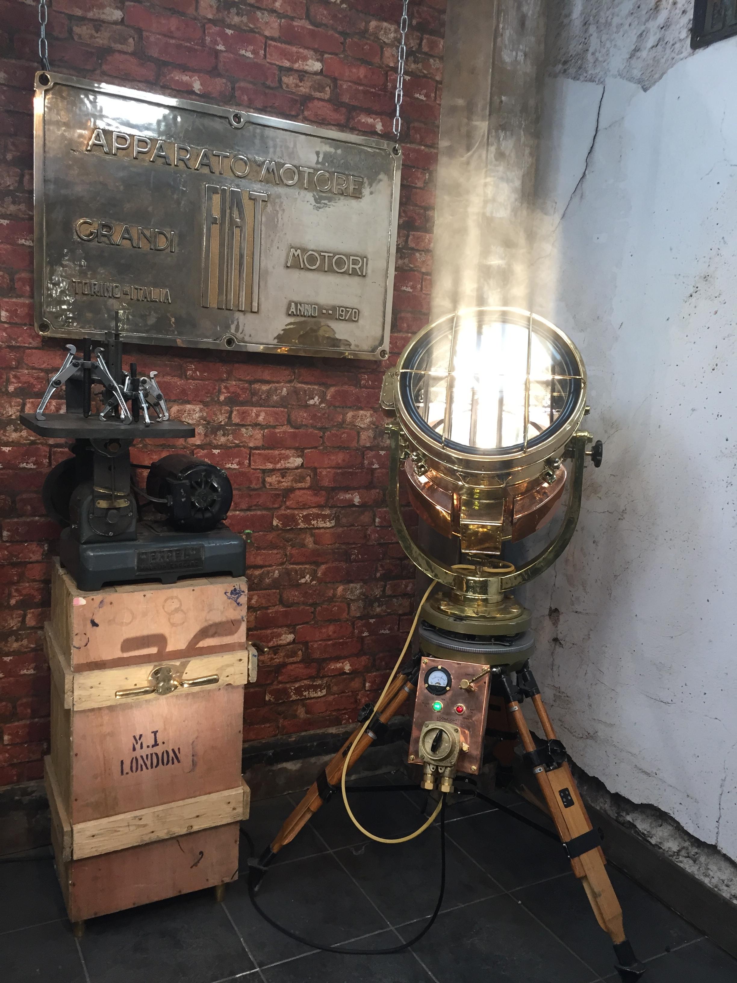 Lampadaire de signalisation en cuivre et laiton du 20ème siècle et trépied cylindrique militaire en vente 12