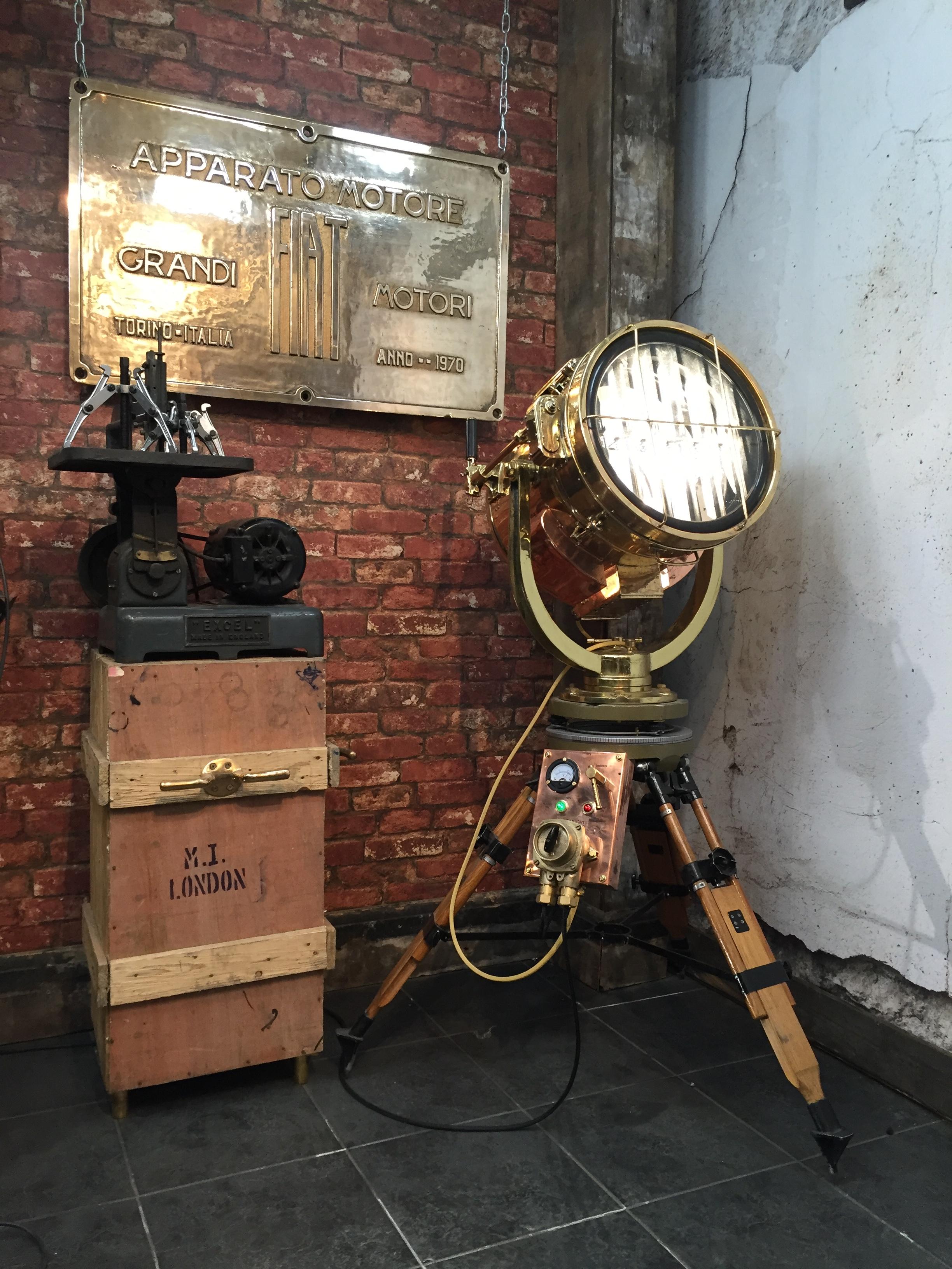 20th Century Copper & Brass Signalling Floor Lamp and Military Gyroscope Tripod In Good Condition For Sale In Leicester, Leicestershire