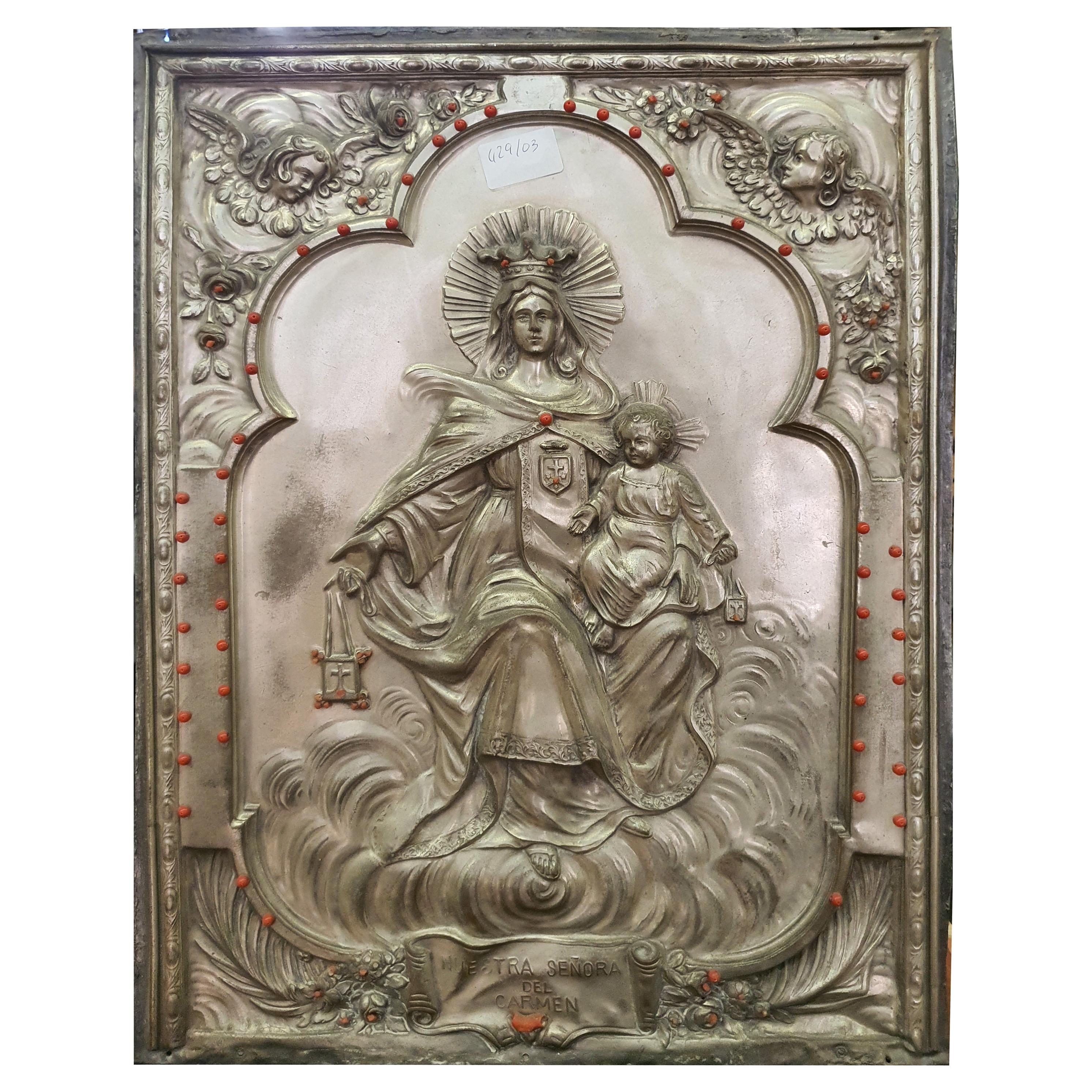 Plaque en argent cuivré du 20ème siècle, avec incrustations en corail, Madonna del Carmine en vente