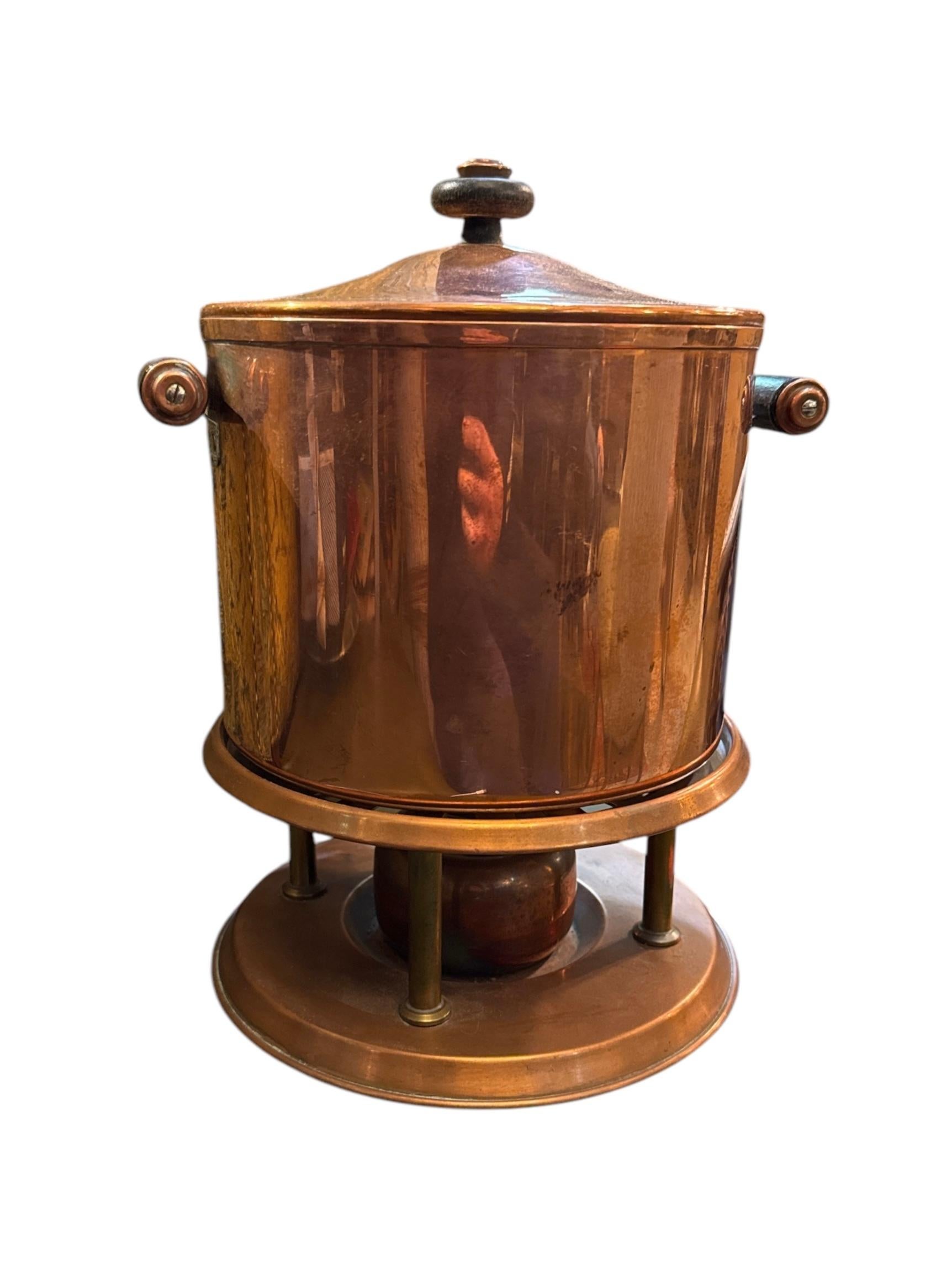 Questo servizio da tè in rame del XX secolo con bruciatore emana un fascino vintage e un'eleganza funzionale. Realizzato in rame di alta qualità, il set comprende una teiera dal design accattivante e un bruciatore integrato, perfetto per mantenere